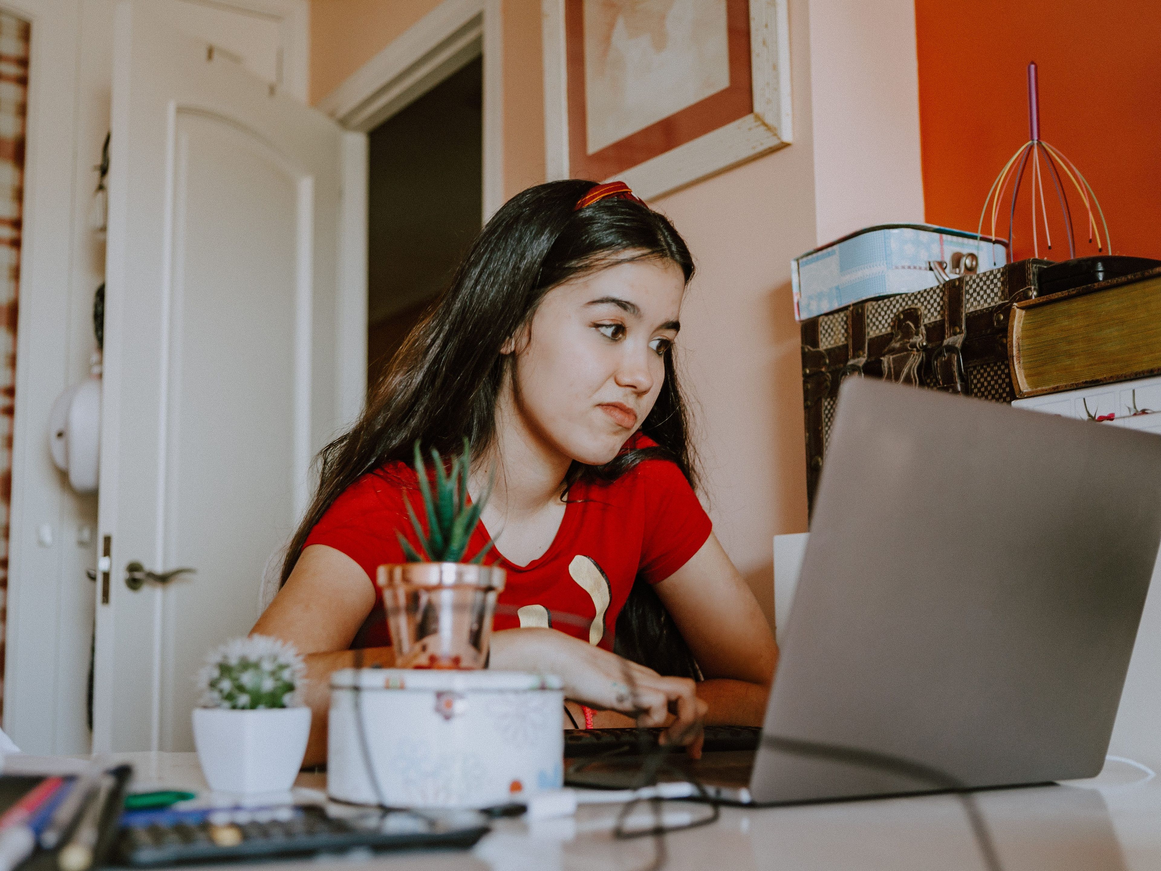 Una chica consultado su ordenador en busca ofertas de trabajo