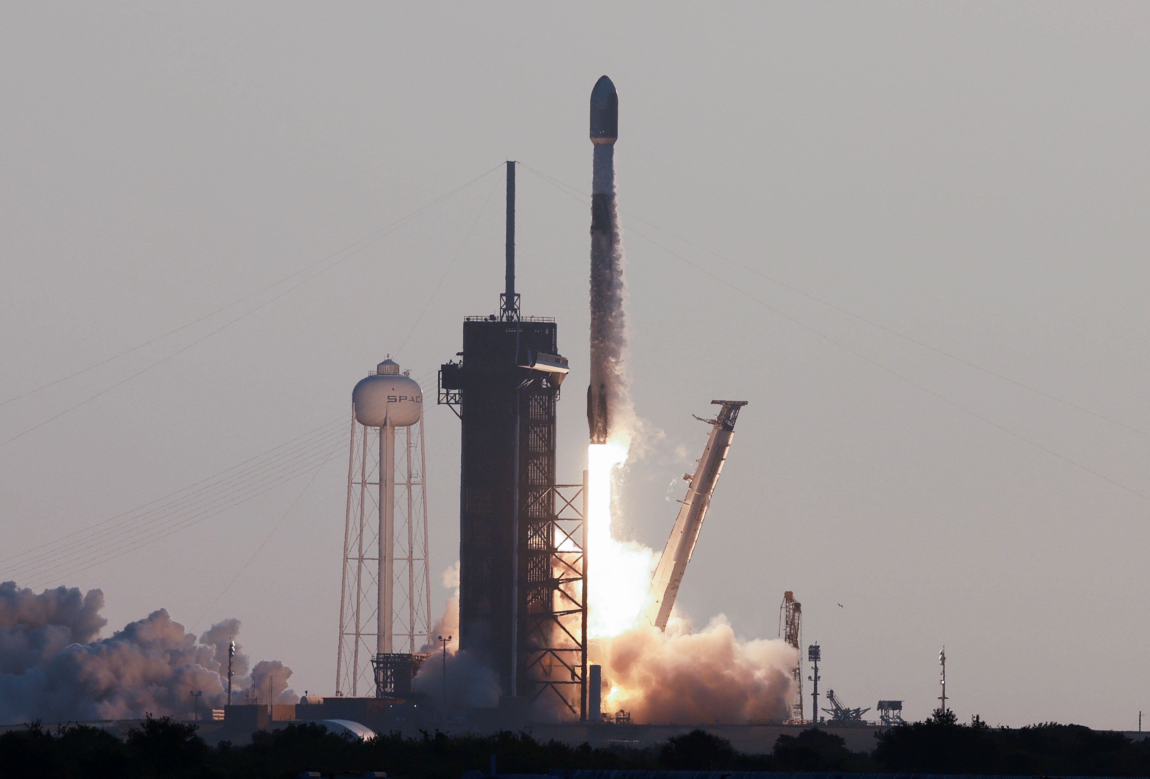 Cohete de SpaceX llevando varios satélites de Starlink