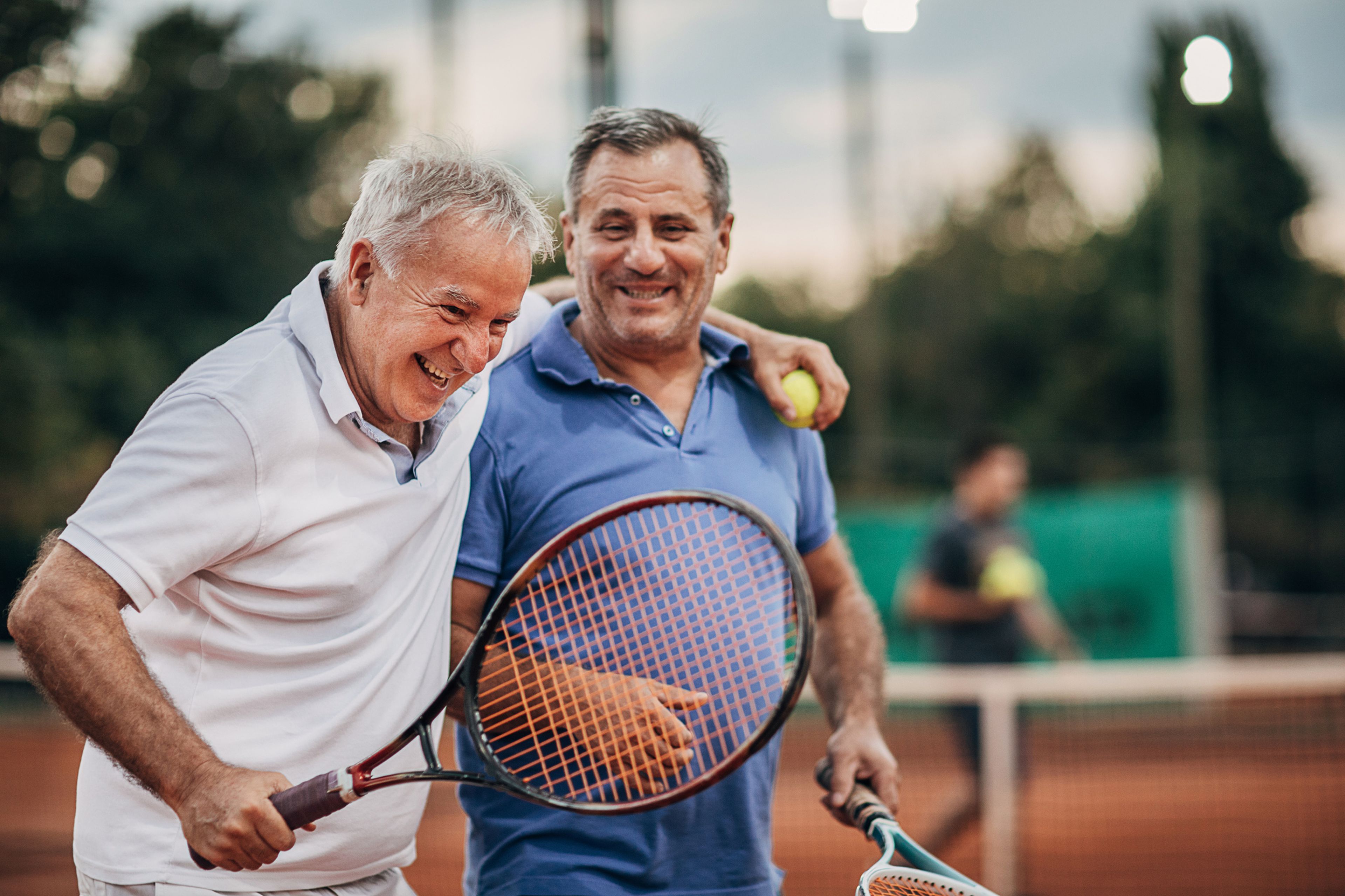 Dos adultos jugando al tenis