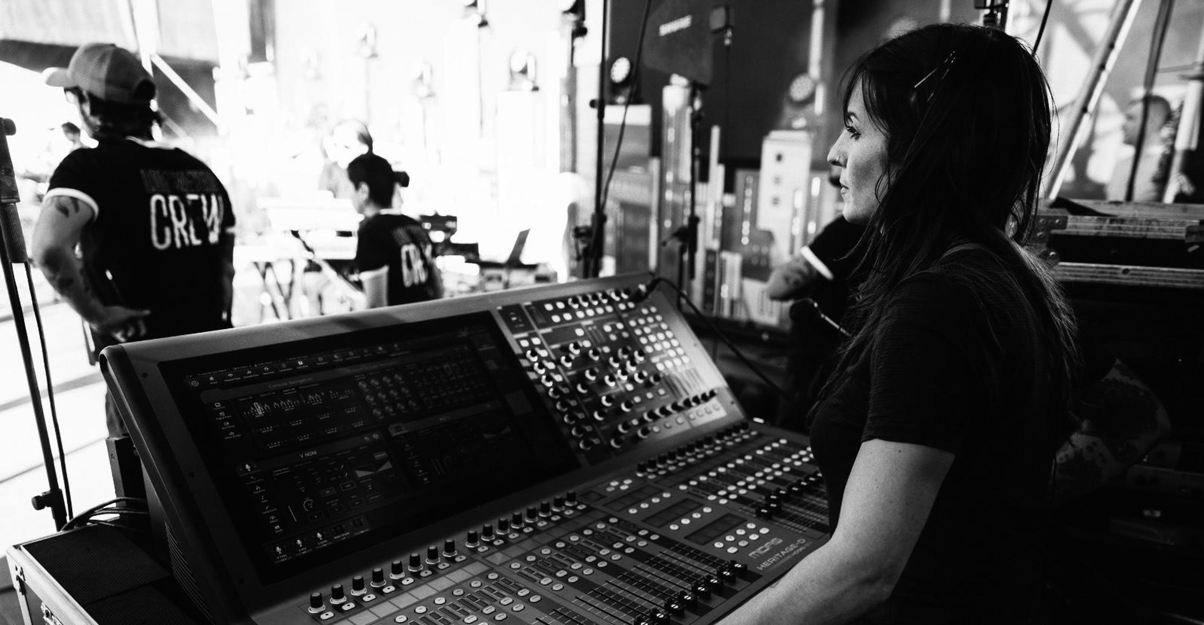 Elena González, técnica de sonido que trabaja con bandas como Lori Meyers.