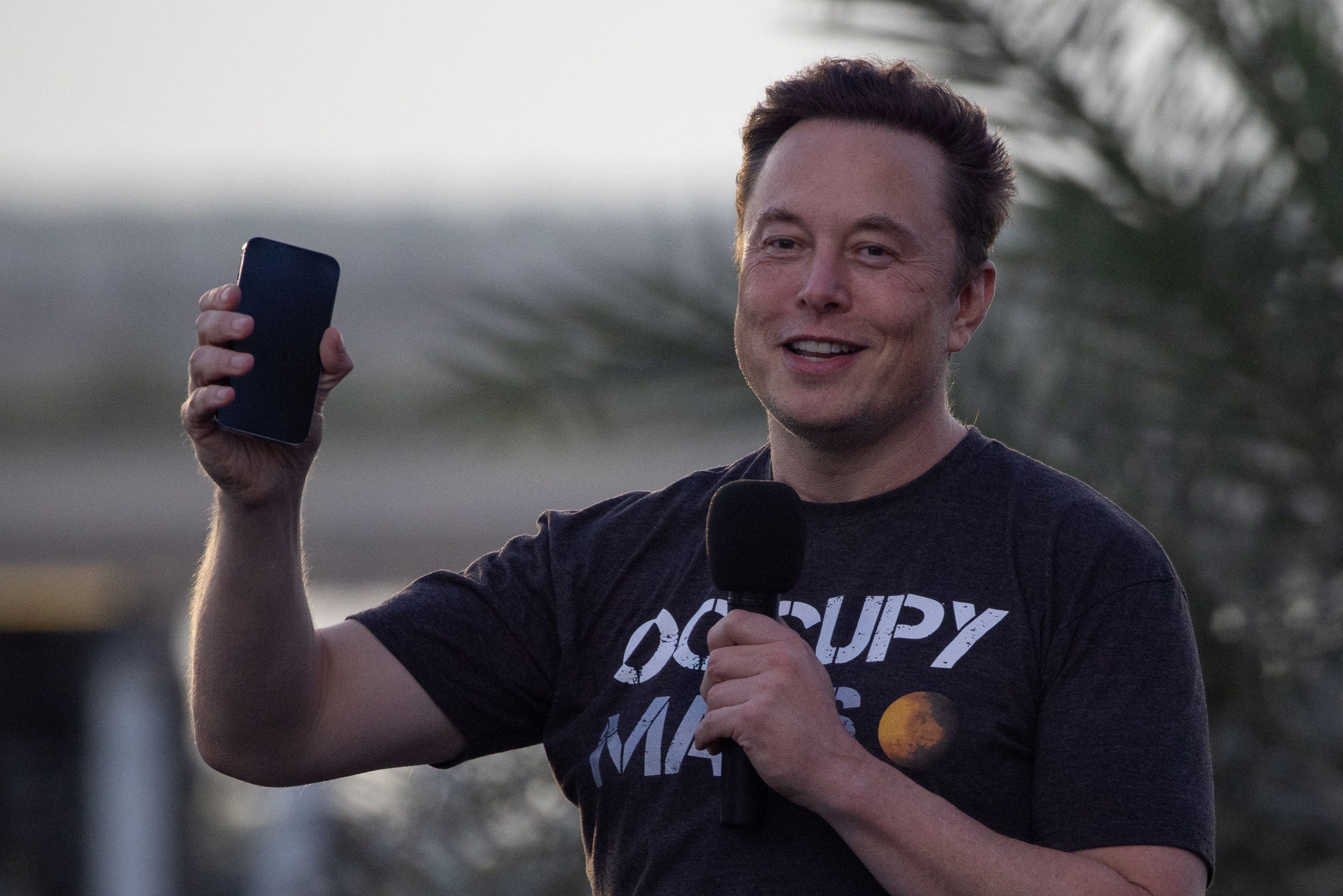 Elon Musk con su teléfono durante una conferencia.