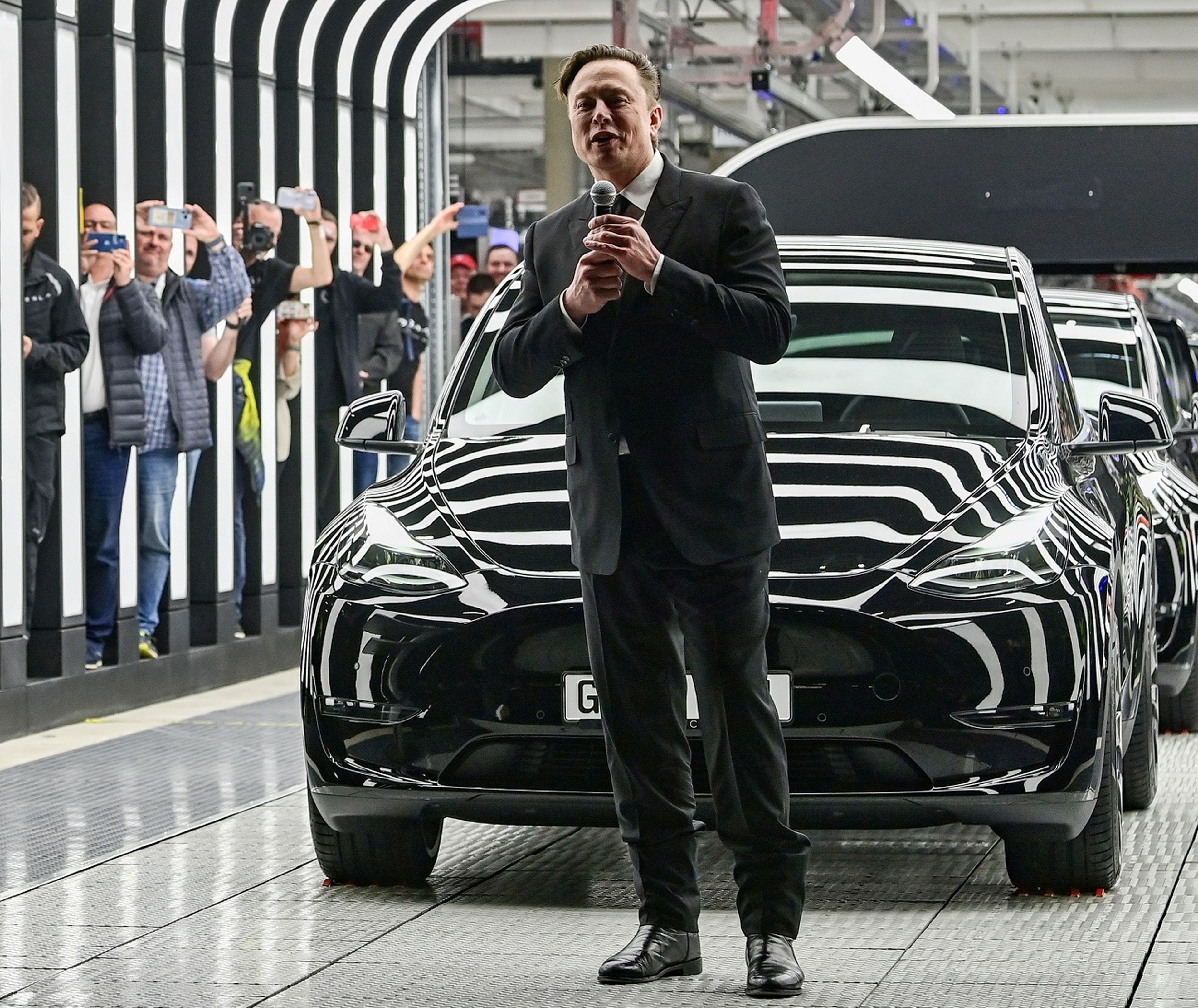 Elon Musk frente a un Tesla en la fábrica de Gruenheide (Alemania).