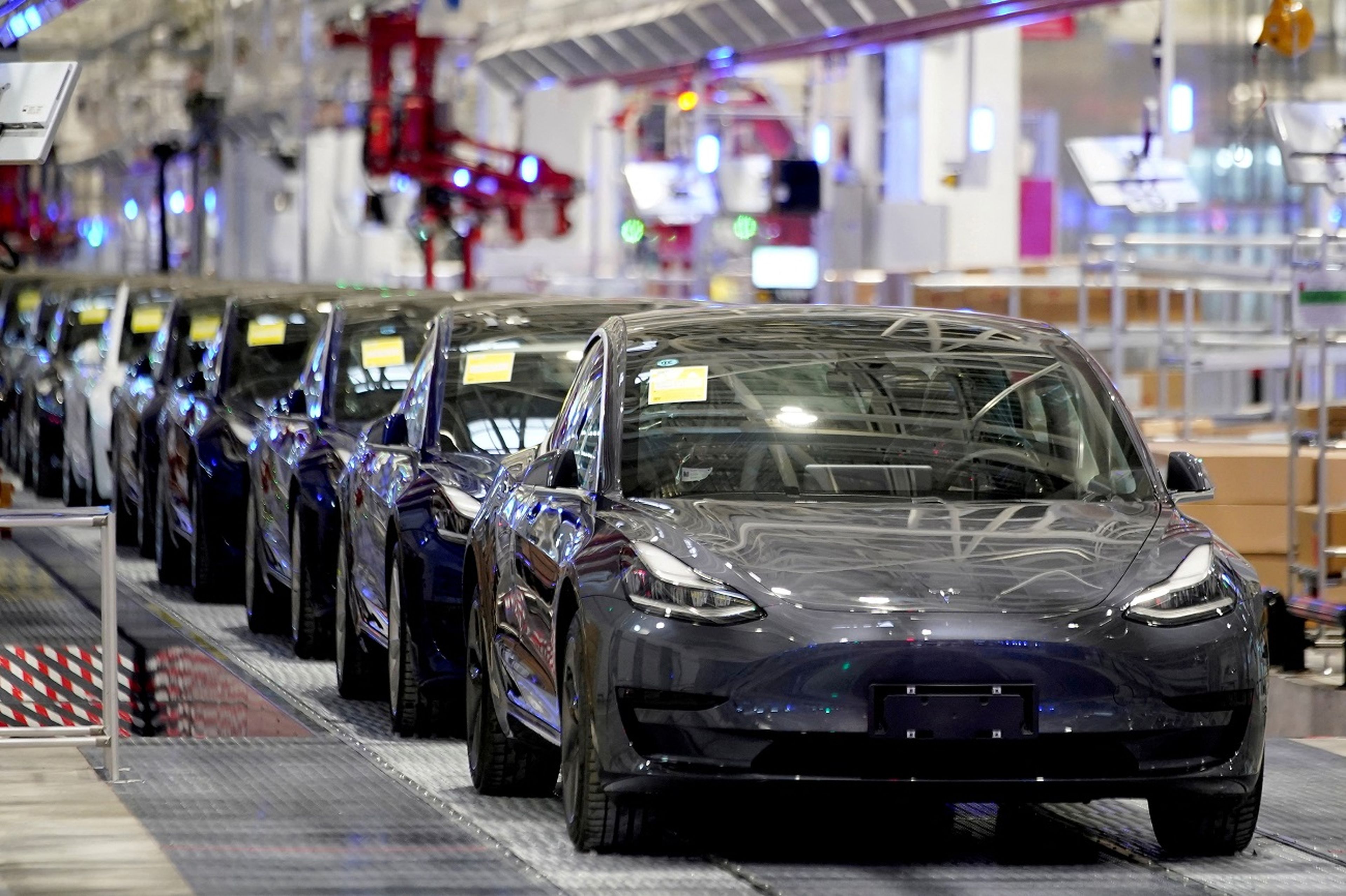 Una fábrica de Tesla haciendo coches en cadena.