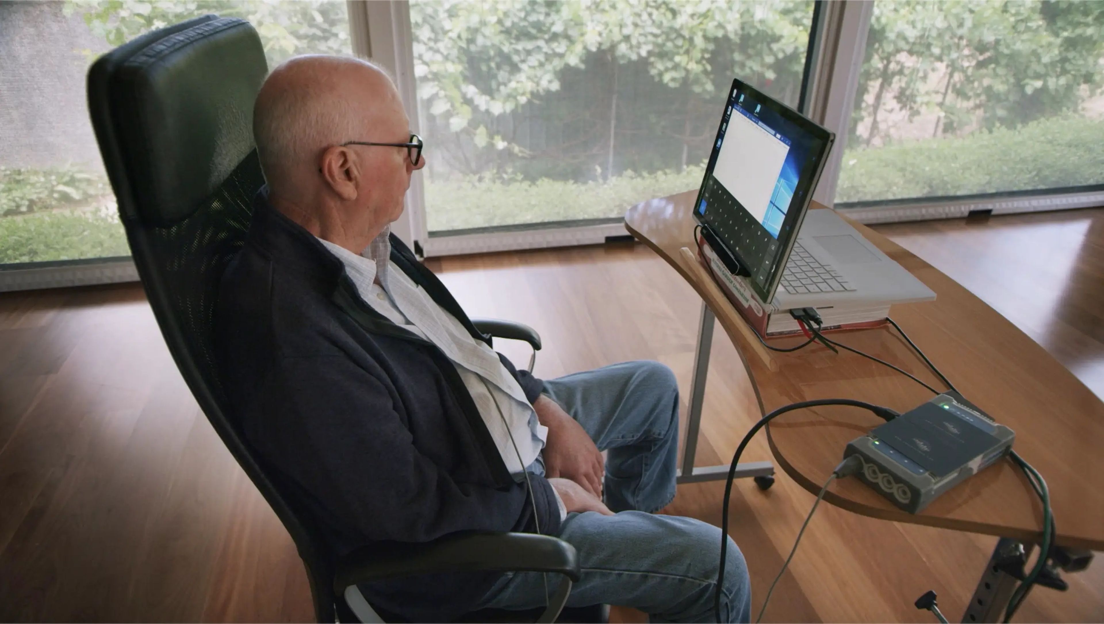 Graham Felstead, que padece una parálisis severa, fue la primera persona a la que se le insertó un BCI a través de los vasos sanguíneos. El 'stentrode' Synchron le permite manejar una interfaz de Windows con su mente.