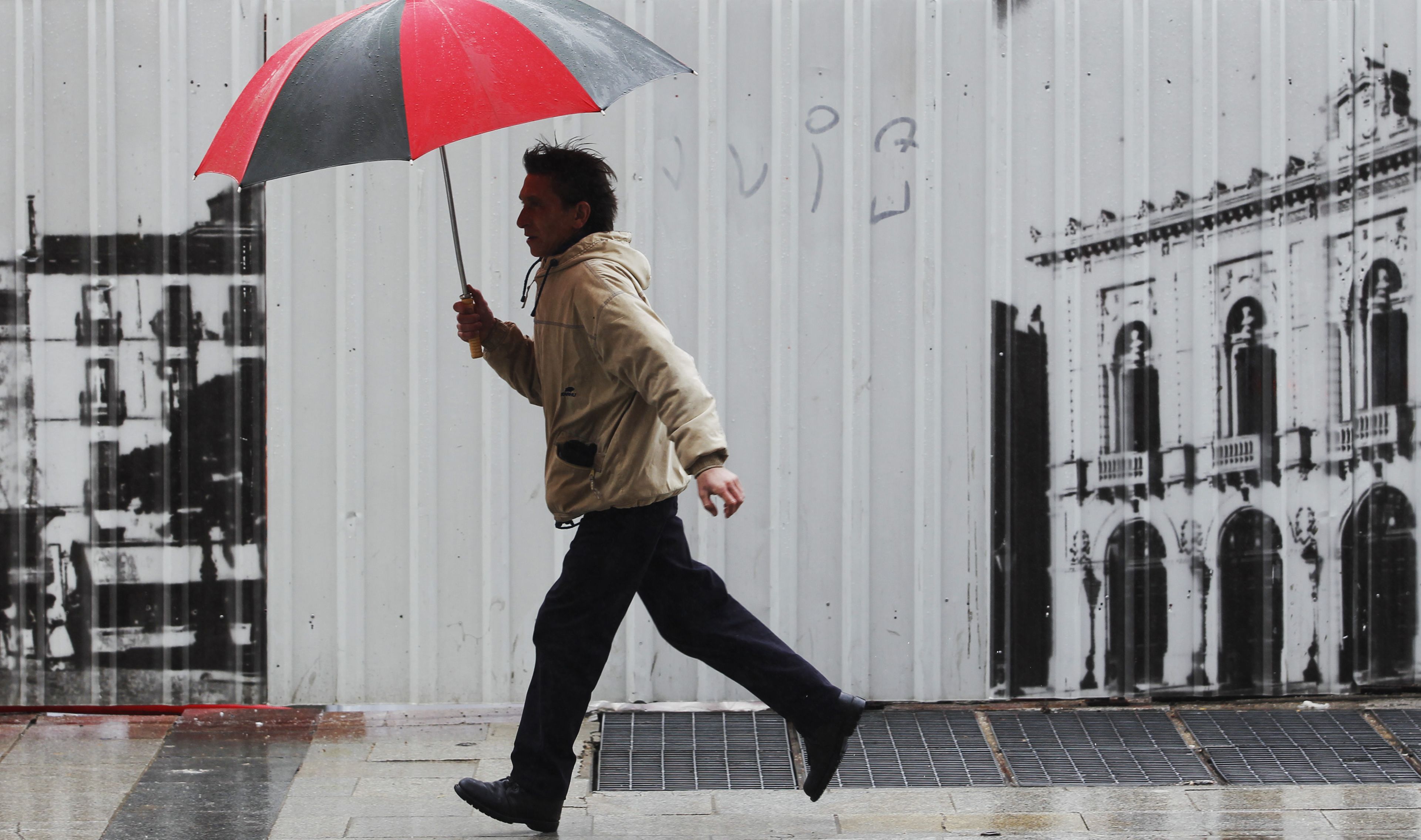 Un hombre con un paraguas en Madrid