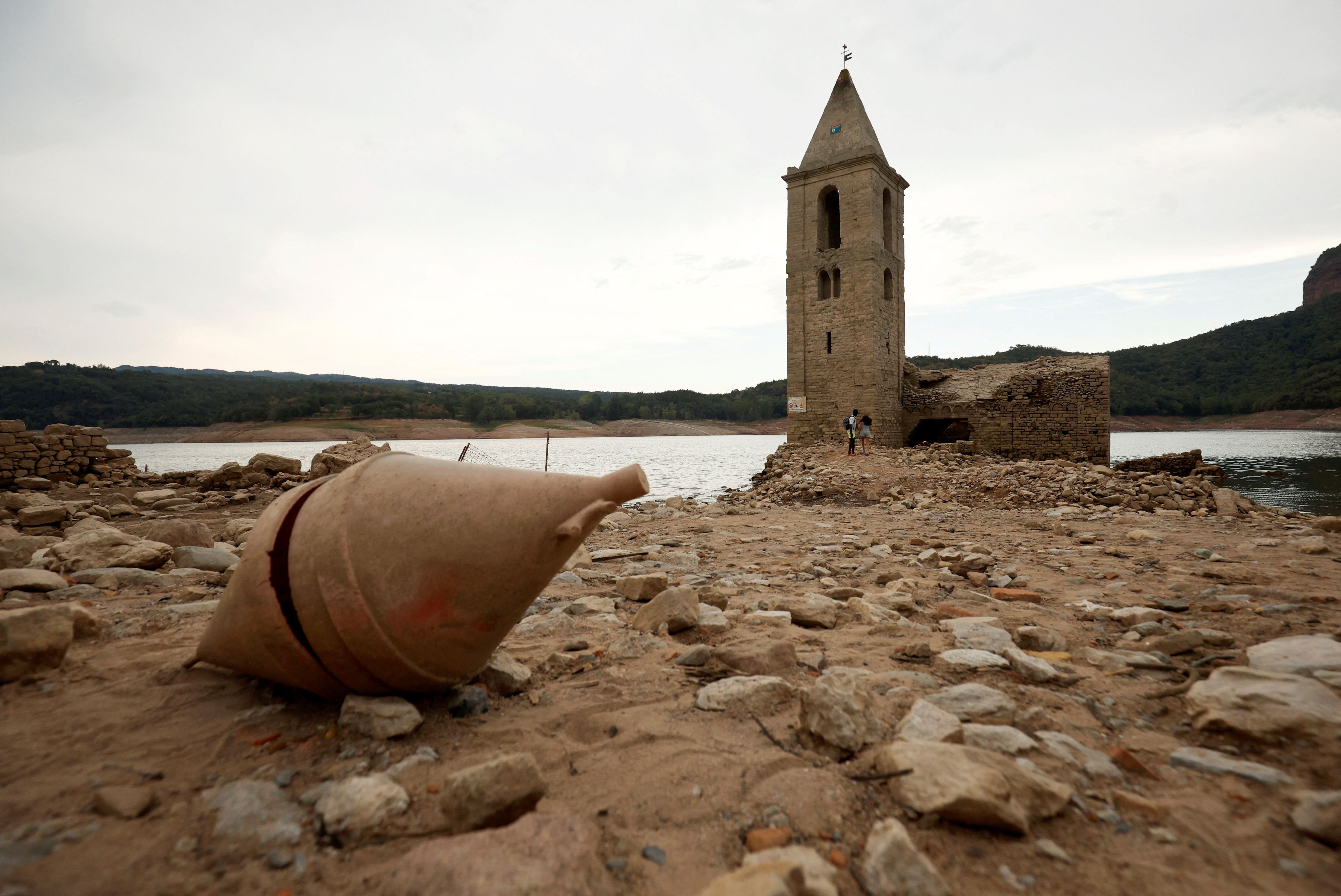 Normalmente, solo puede apreciarse el campanario, pero este verano de 2022 la sequía ha dejado a la luz la iglesia de Sant Roma de Sau, al norte de Barcelona.