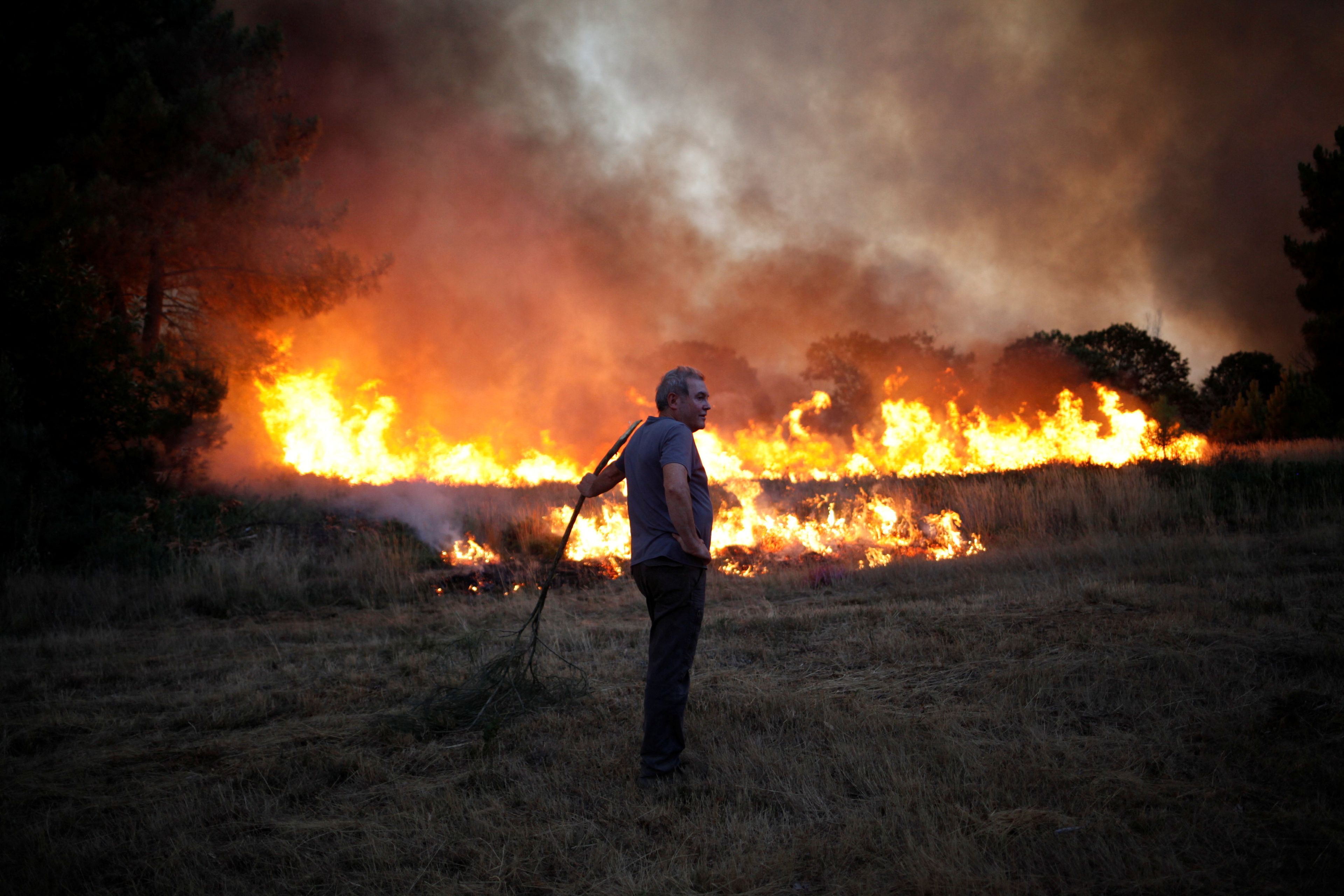 Un hombre ante las llamas en el incendio forestal que se provocó cerca de Verín (Ourense) y que ya ha sido perimetrado tras arrasar 600 hectáreas.