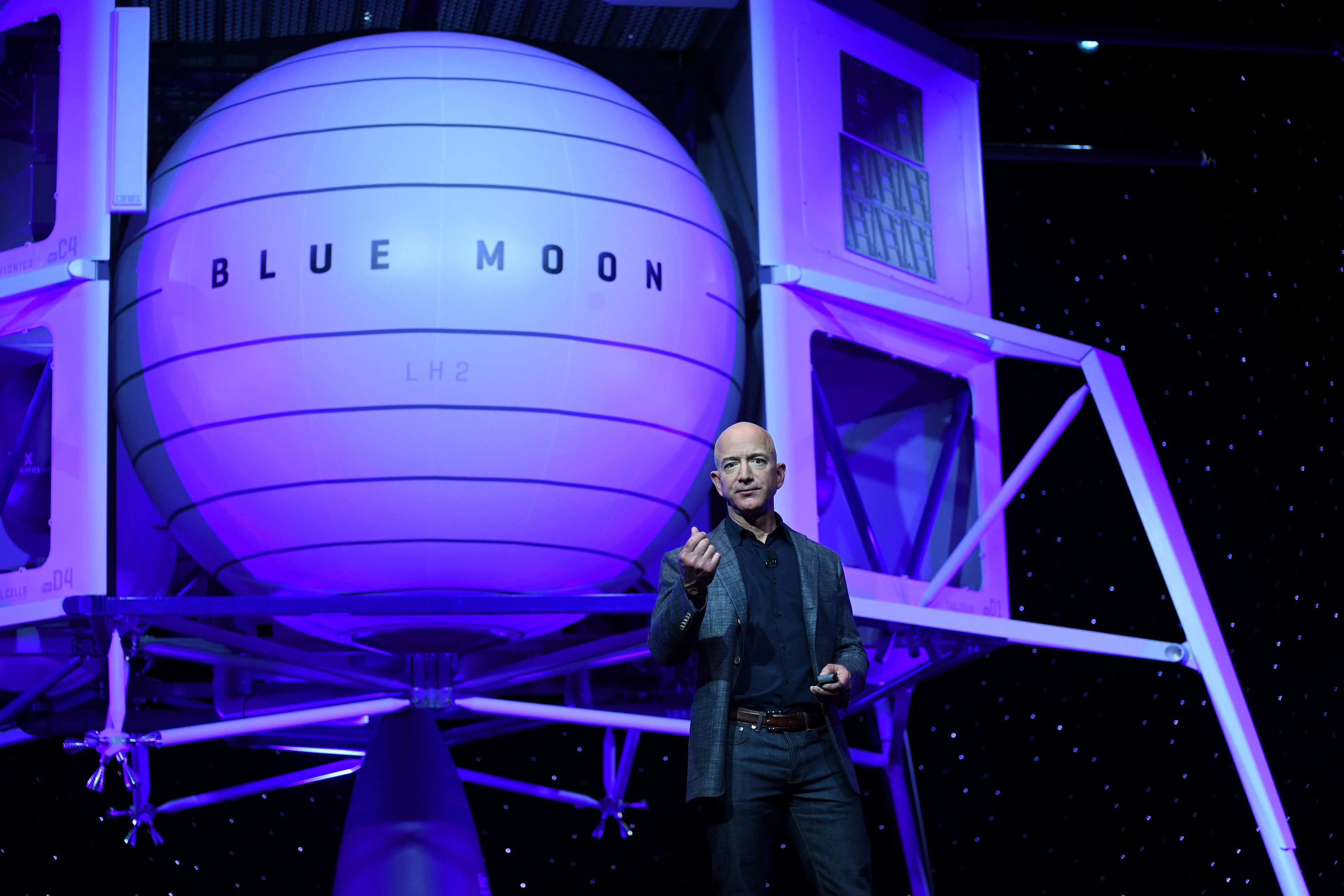 Jeff Bezos en una presentación de Blue Origins.