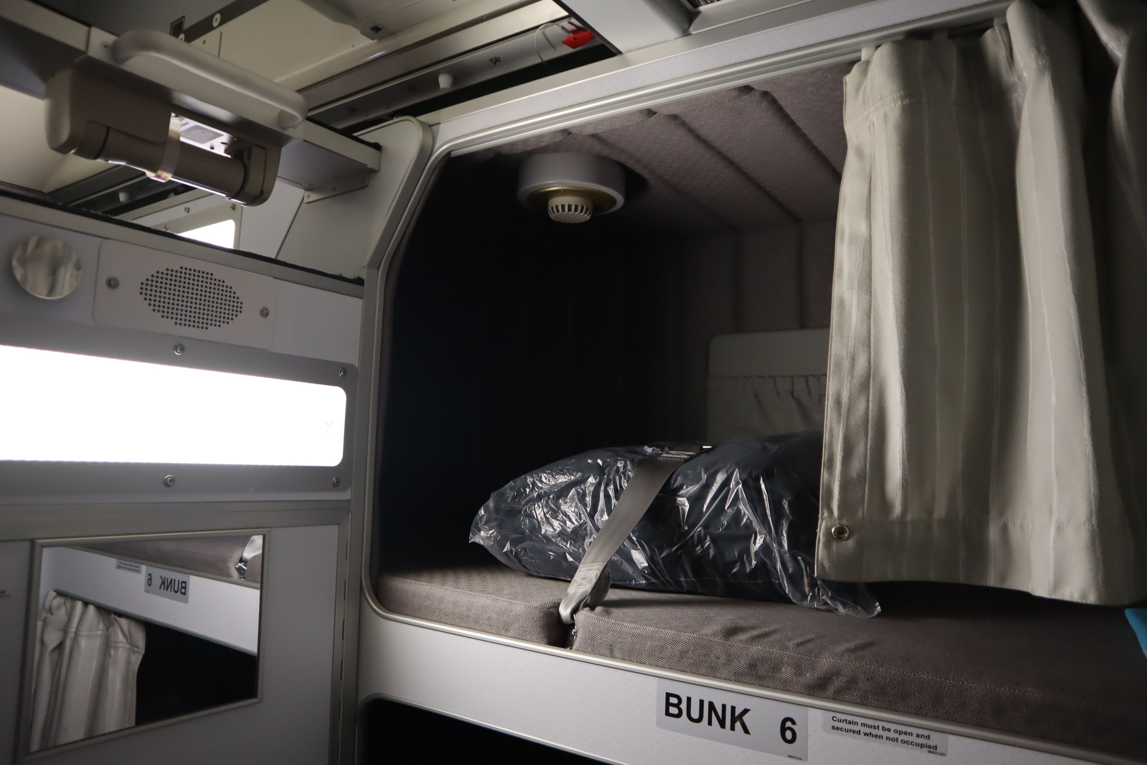 Una de las camas de la litera de la cabina de descanso del Airbus A300-200. / Miriam Pérez