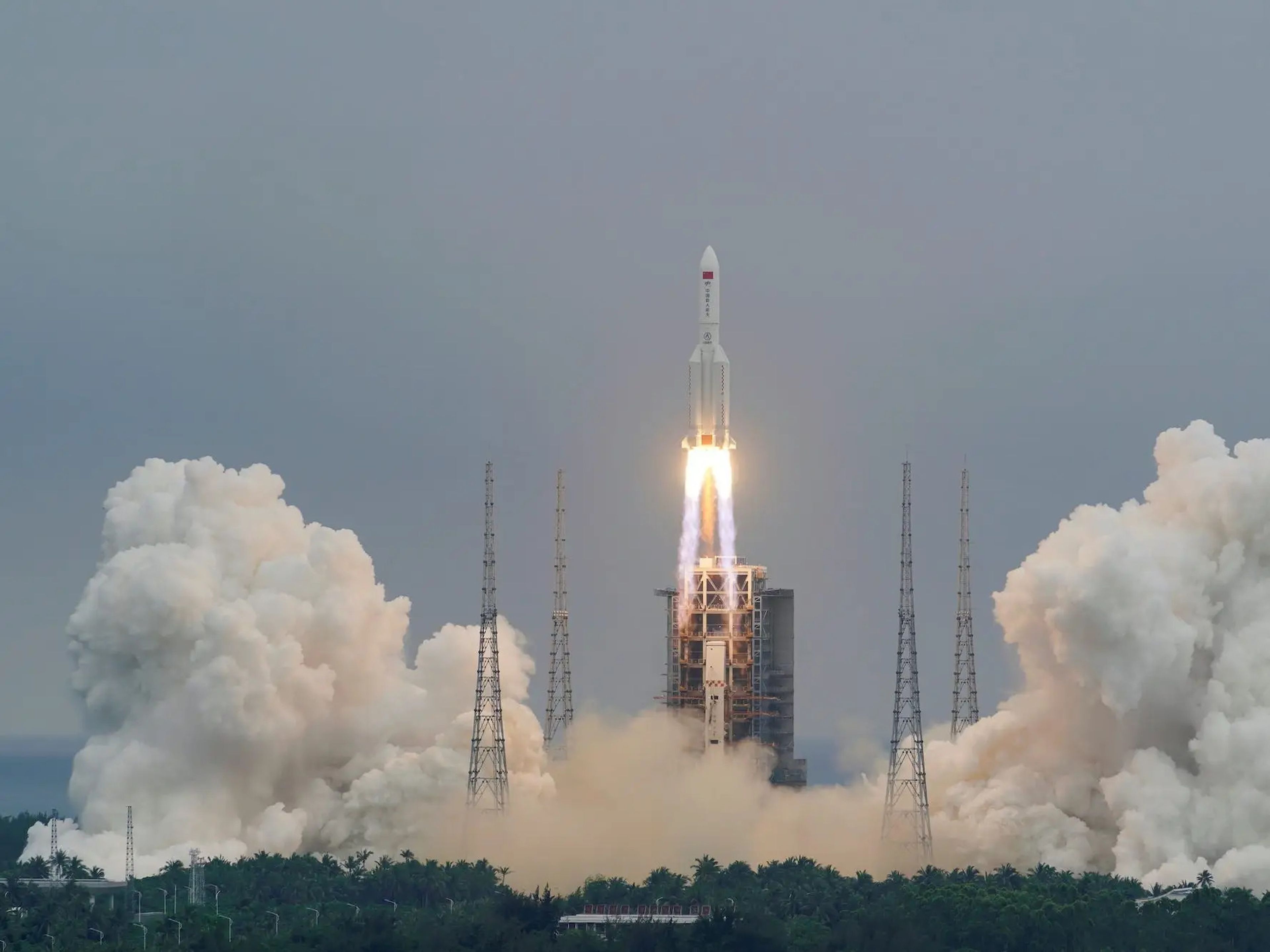 El cohete Long March-5B Y2 de China despega del Centro de Lanzamiento Espacial Wenchang en la provincia de Hainan (China), el 29 de abril de 2021.