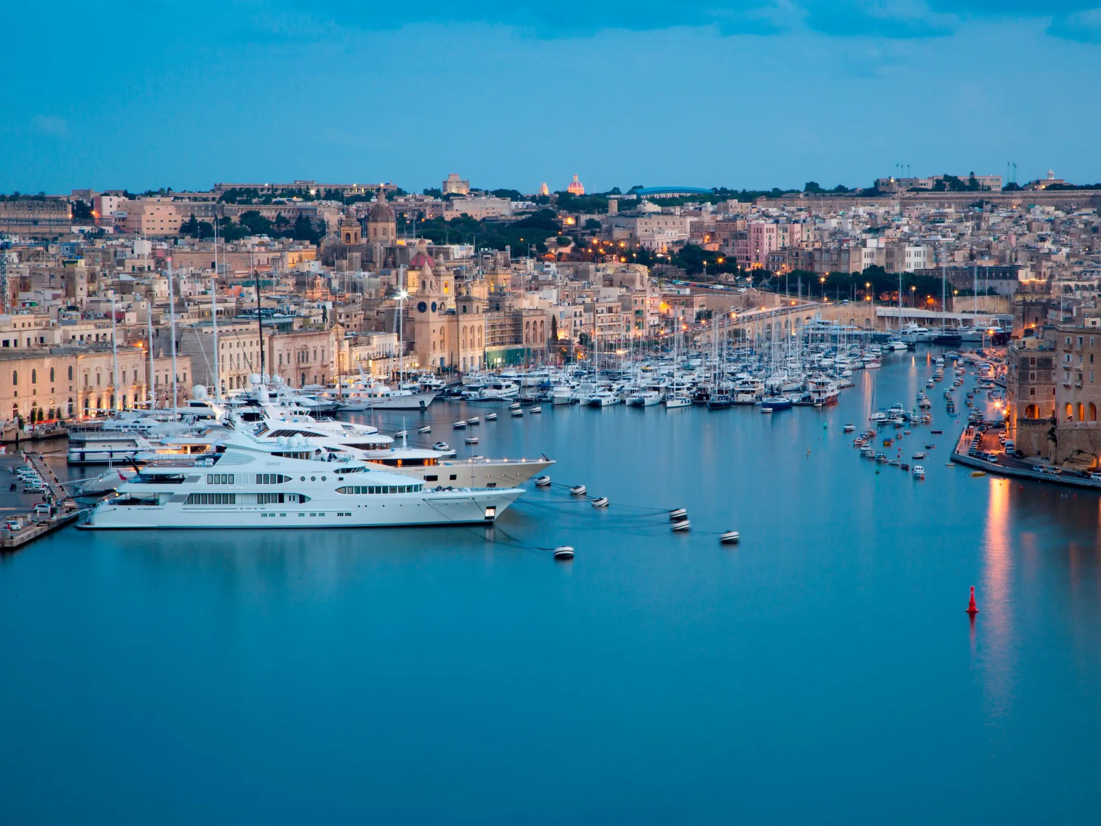 Yates y veleros de lujo en el puerto deportivo de Kalkara (Malta), cuyo programa de "pasaporte dorado" está siendo cuestionado por la UE.