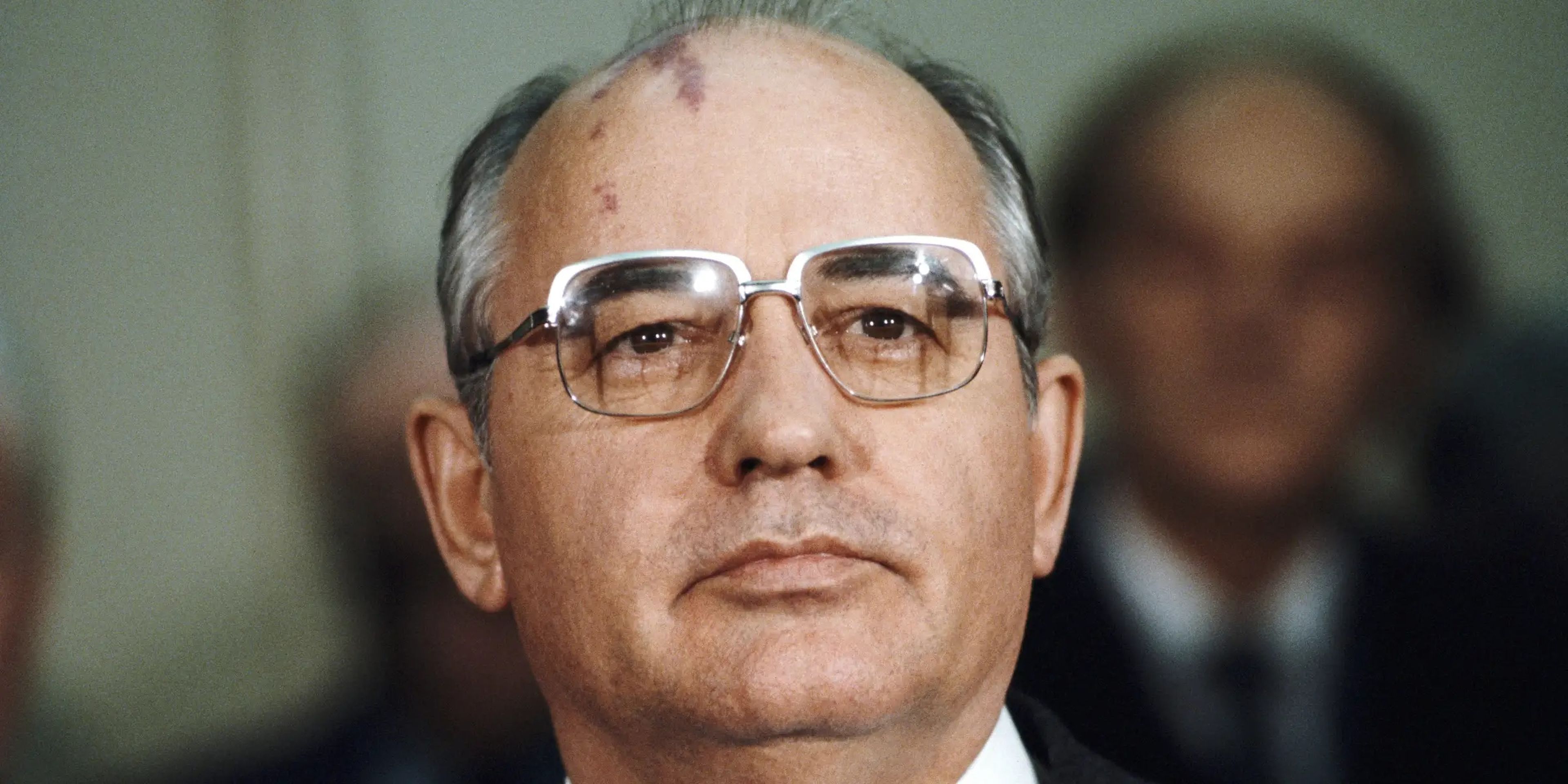 Mijaíl Gorbachov con gafas