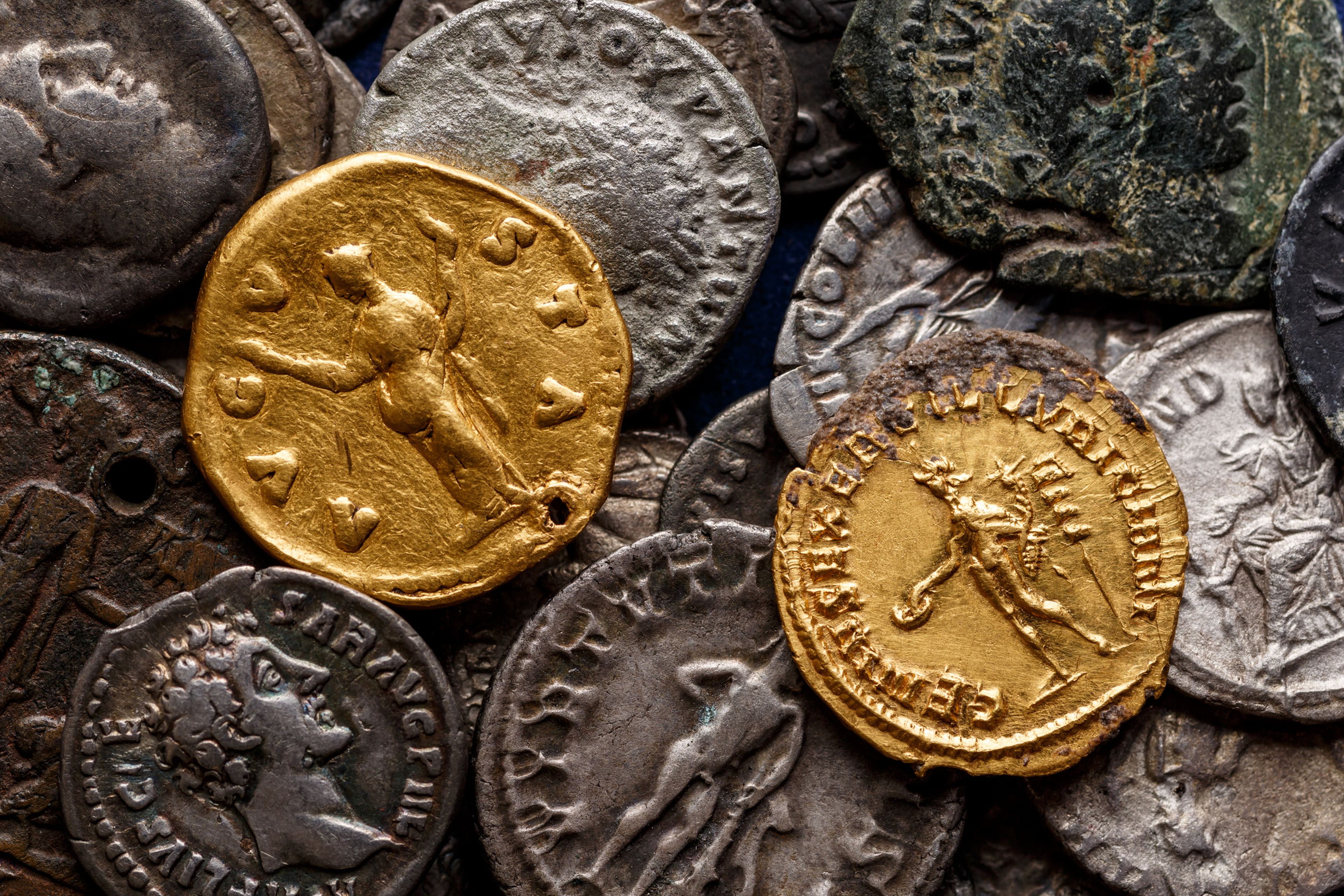 Monedas antiguas romanas de oro y plata