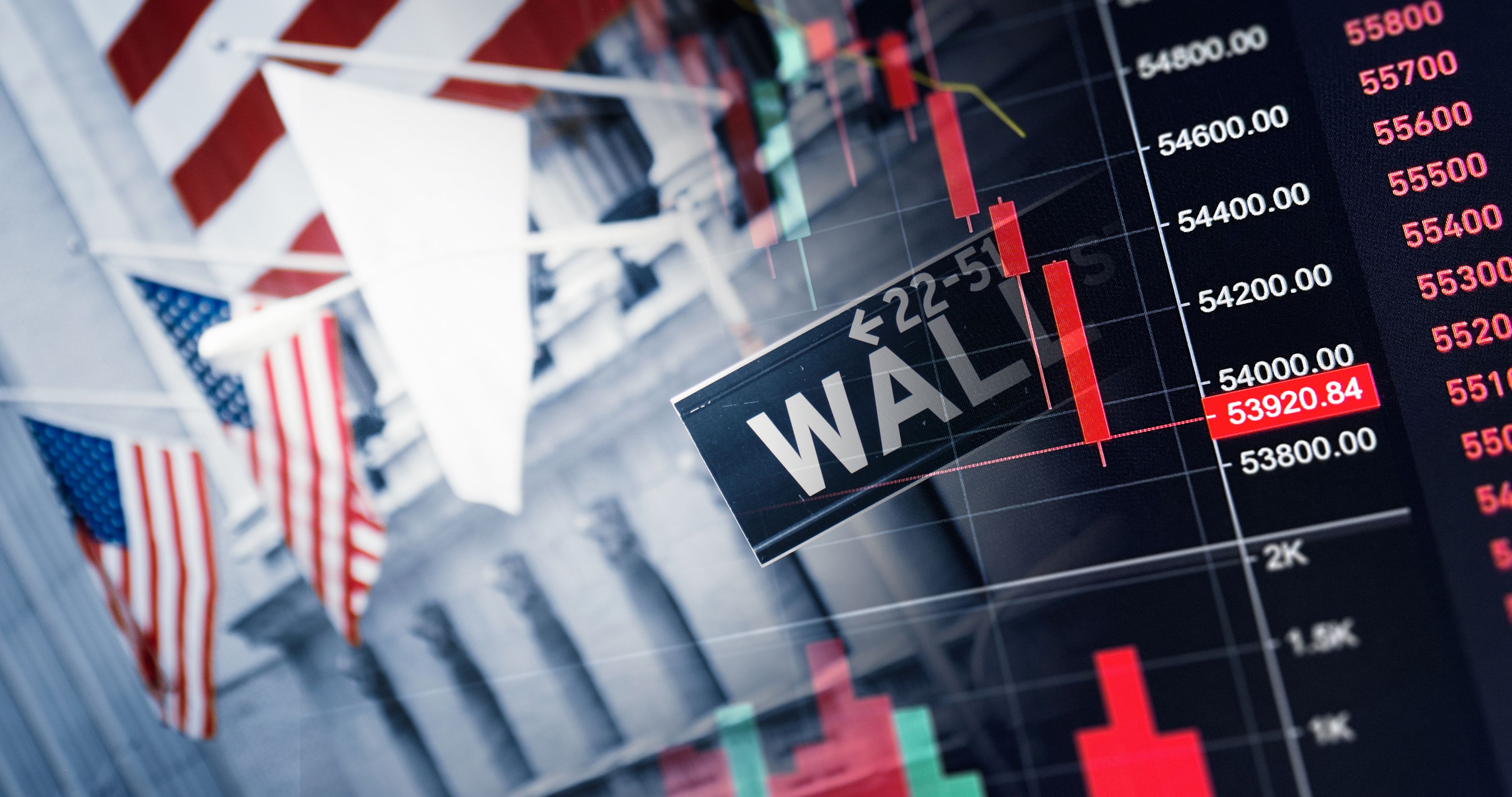 Montaje con la señal que indica Wall Street, banderas estadounidenses y un panel con valores.