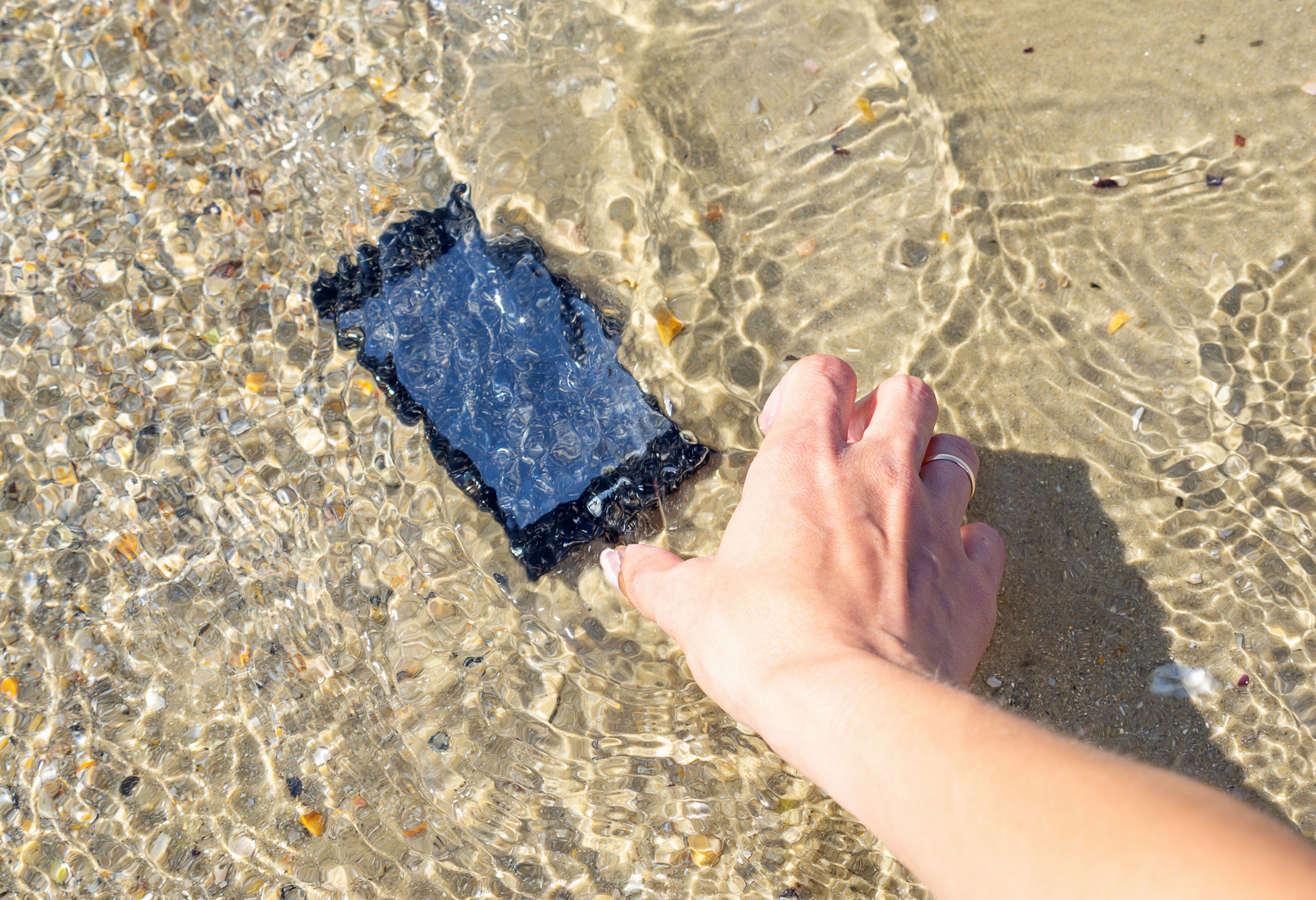 Diferencia entre sumergible y resistente al agua en los móviles