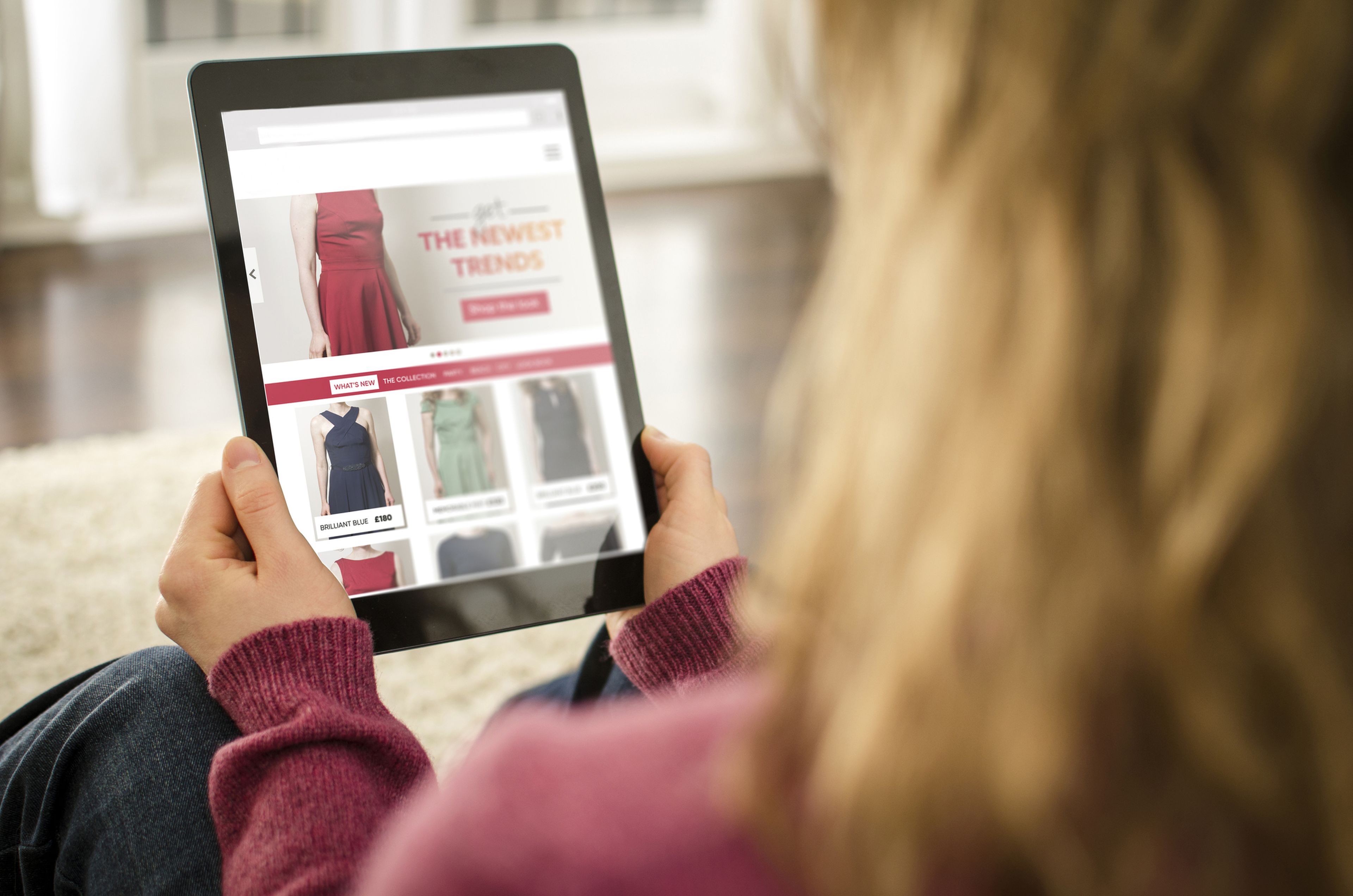 Mujer comprando ropa online