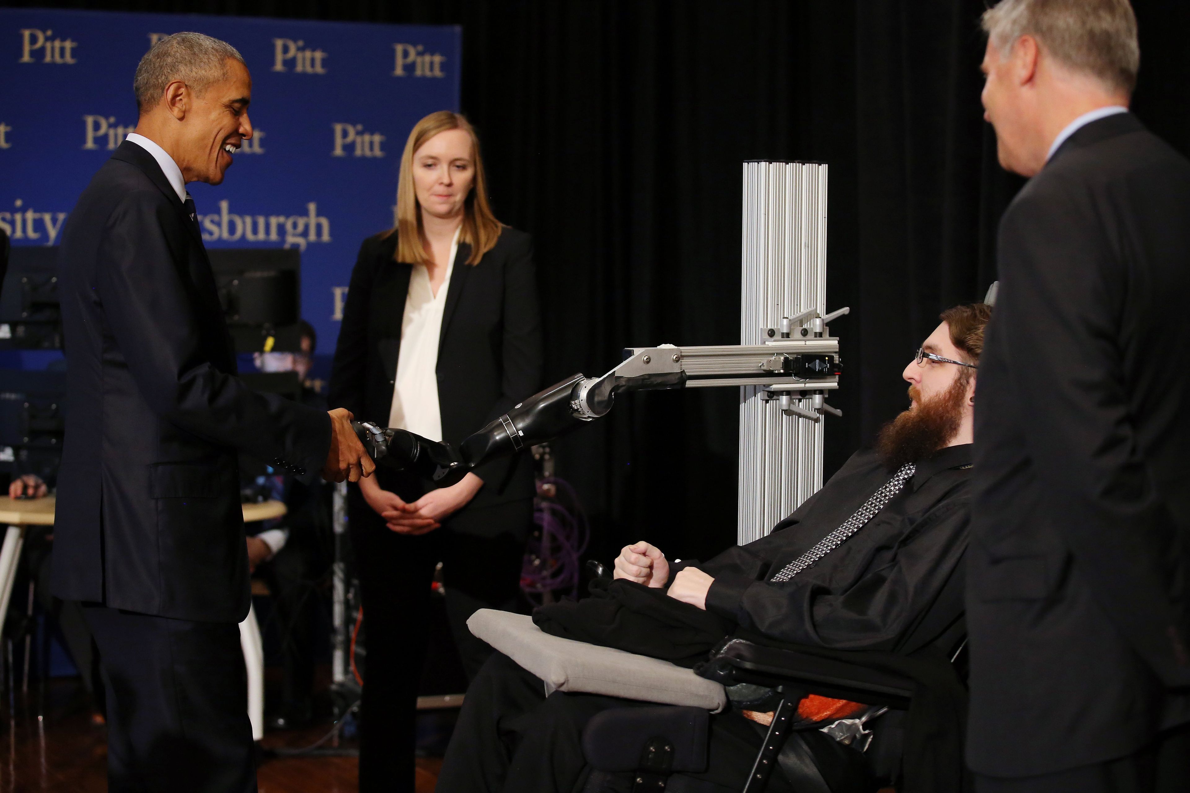 Barack Obama, expresidente de Estados Unidos, saluda a Nathan Copeland, el 13 de octubre de 2016.