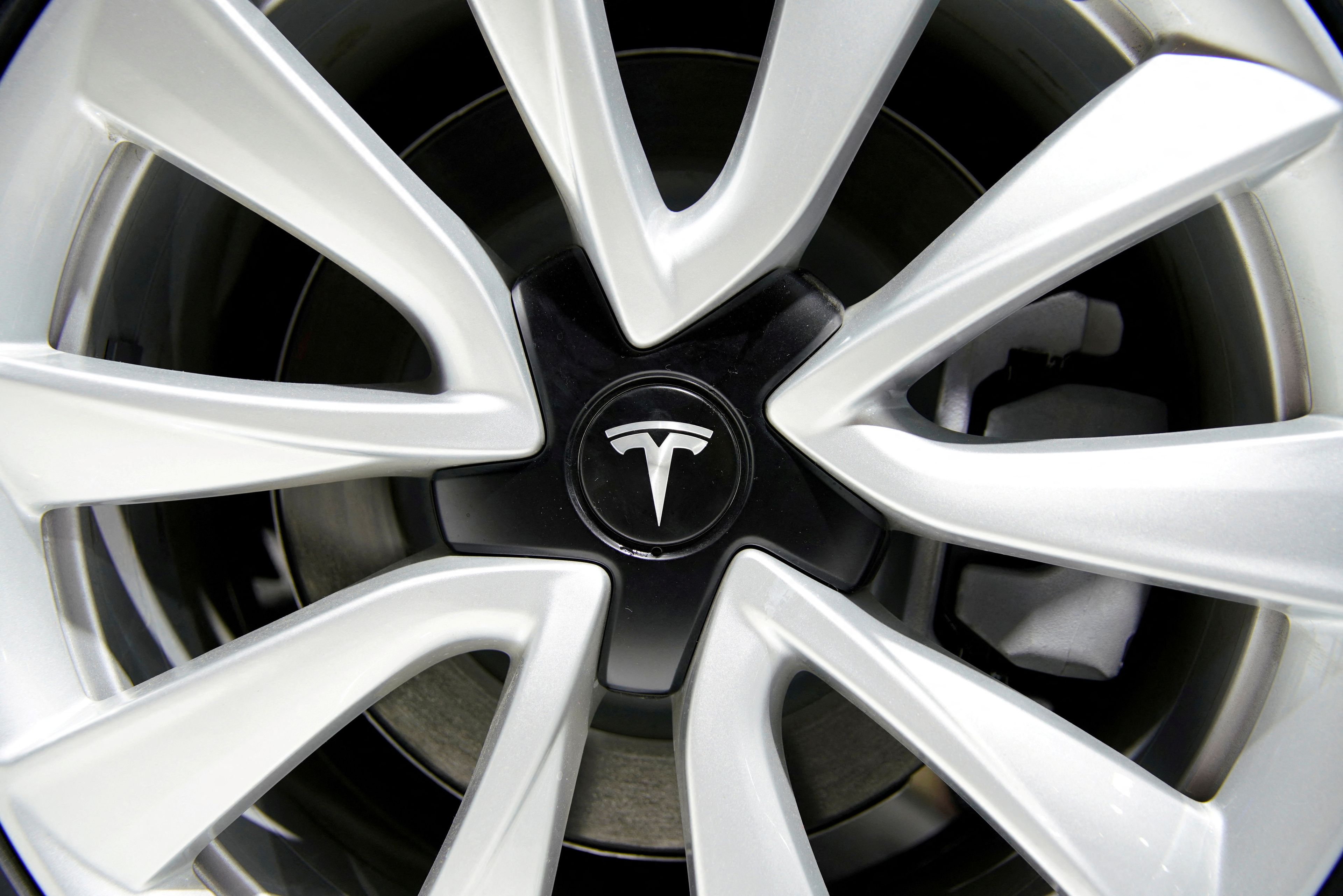 Un neumático con el logo de Tesla.