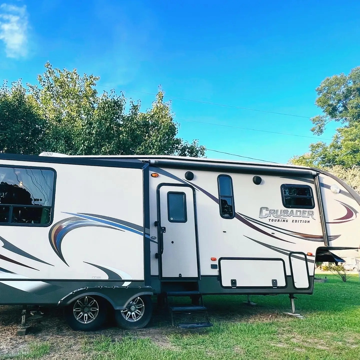 Transformaci n de una peque a y oscura autocaravana en una lujosa