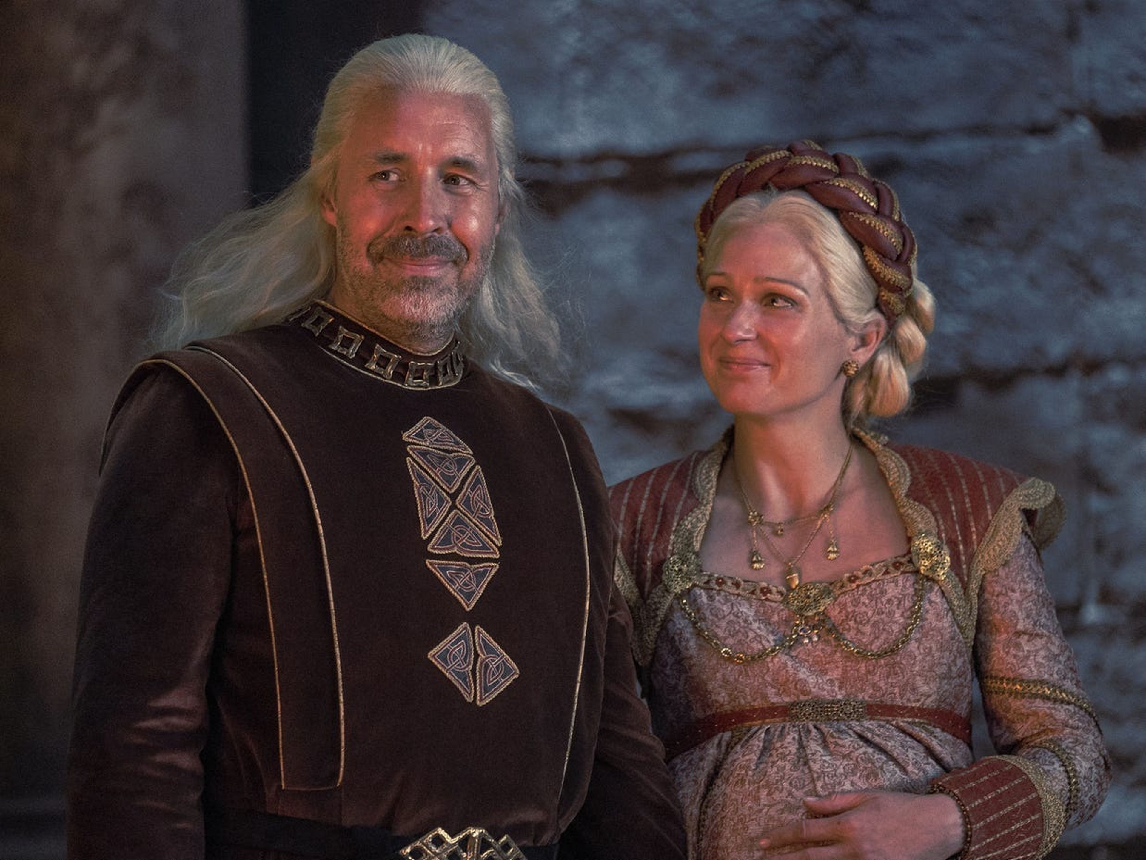 Paddy Considine y Sian Brooke interpretan al rey Viserys y la reina Aemma en 'La casa del dragón'