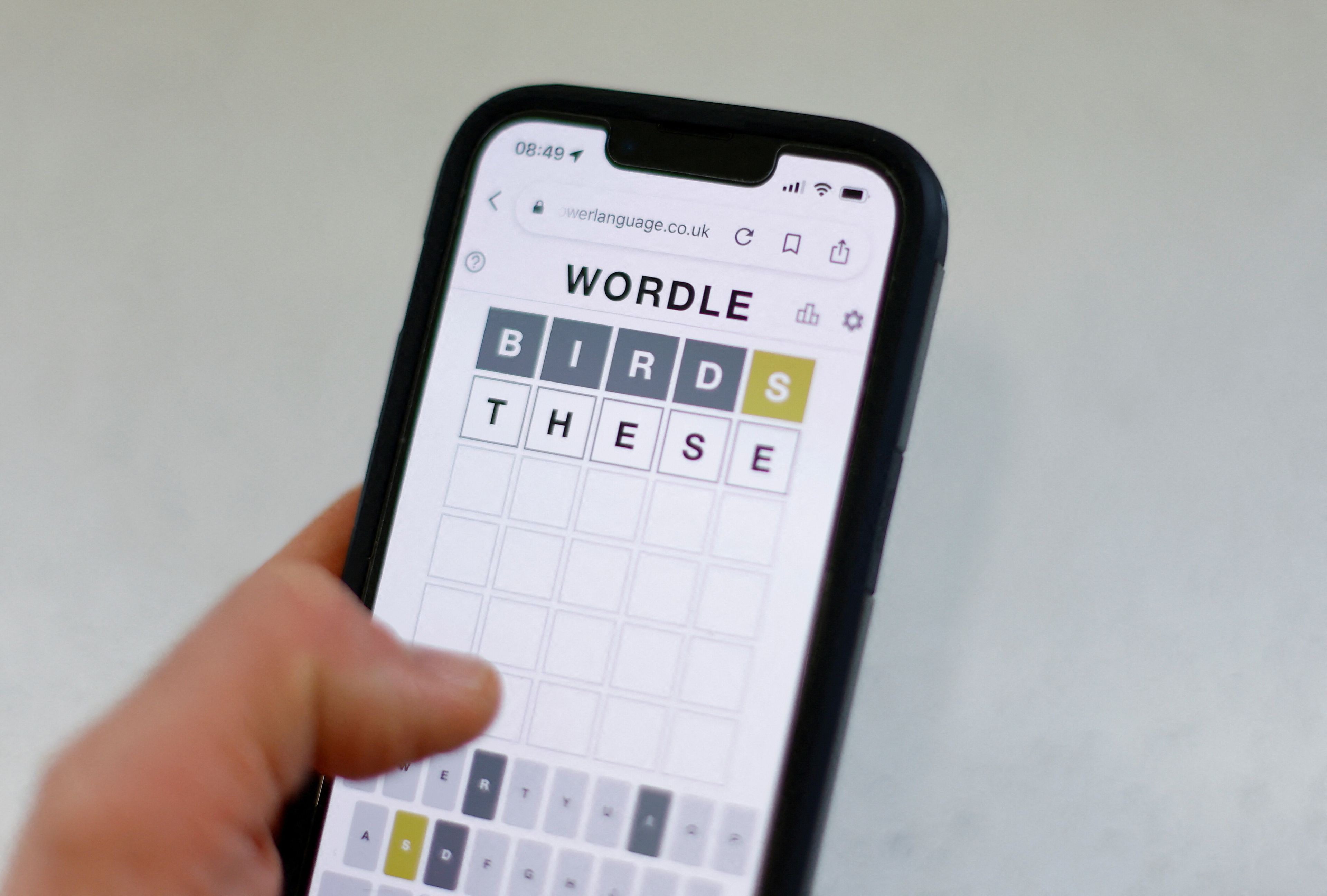 Pantalla de móvil con el Wordle