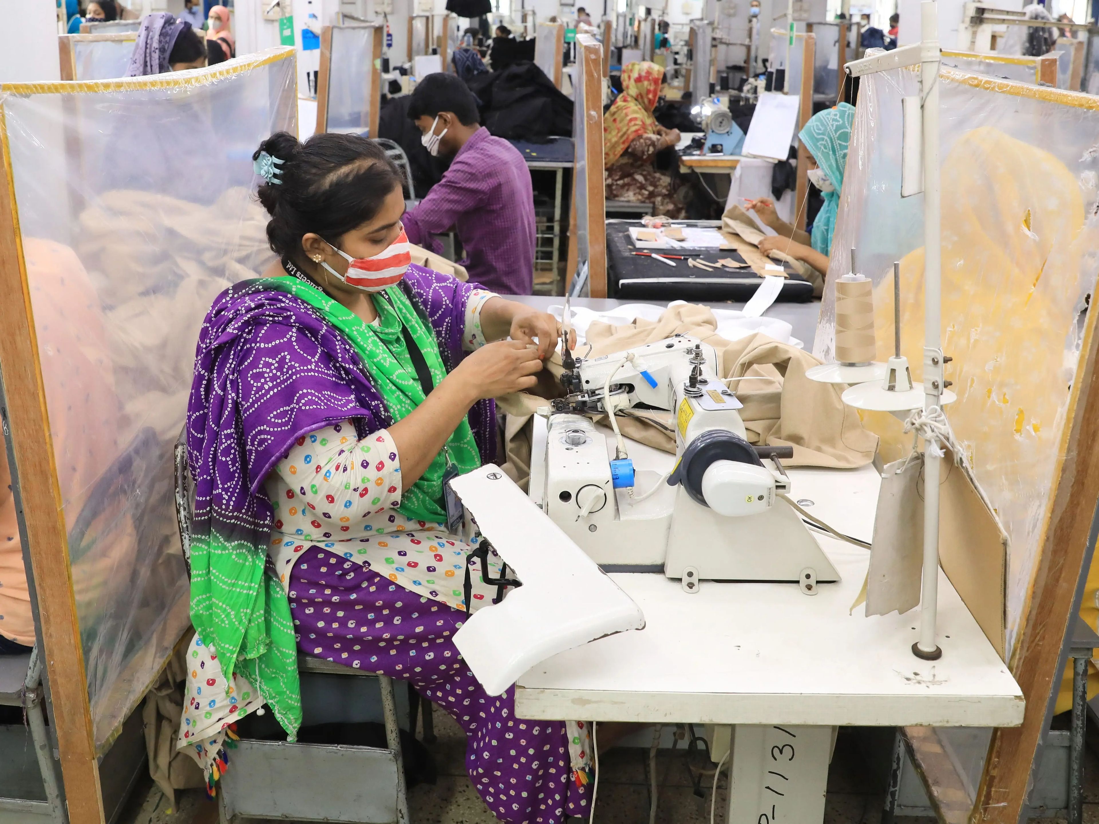 Los trabajadores de las fábricas de ropa pueden sufrir enfermedades cutáneas y respiratorias tras la exposición prolongada a productos químicos tóxicos.