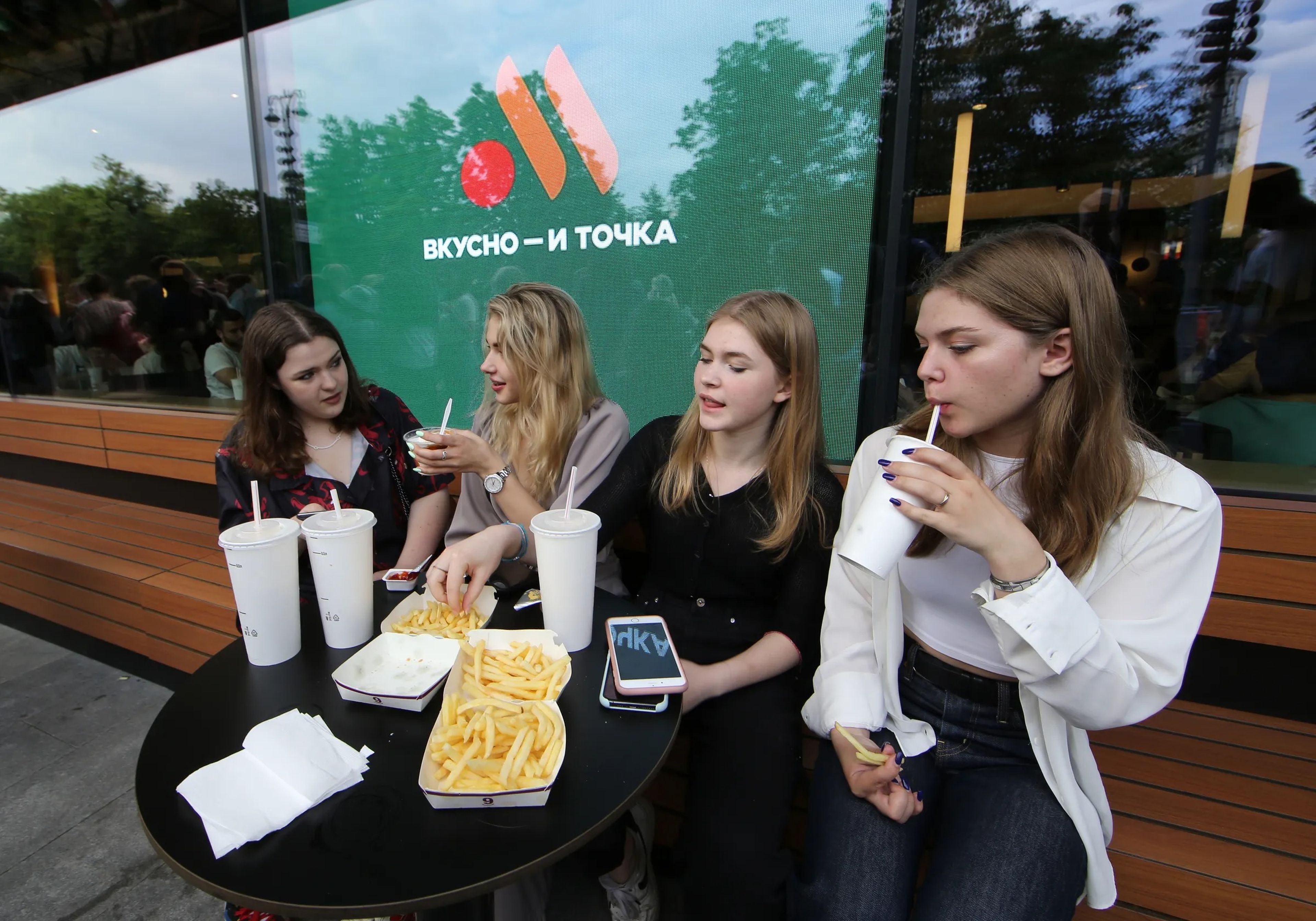 La gente visita el recién inaugurado restaurante Vkusno & tochka en un antiguo local de McDonald's en la plaza Pushkinskaya, el 12 de junio en Moscú, Rusia.