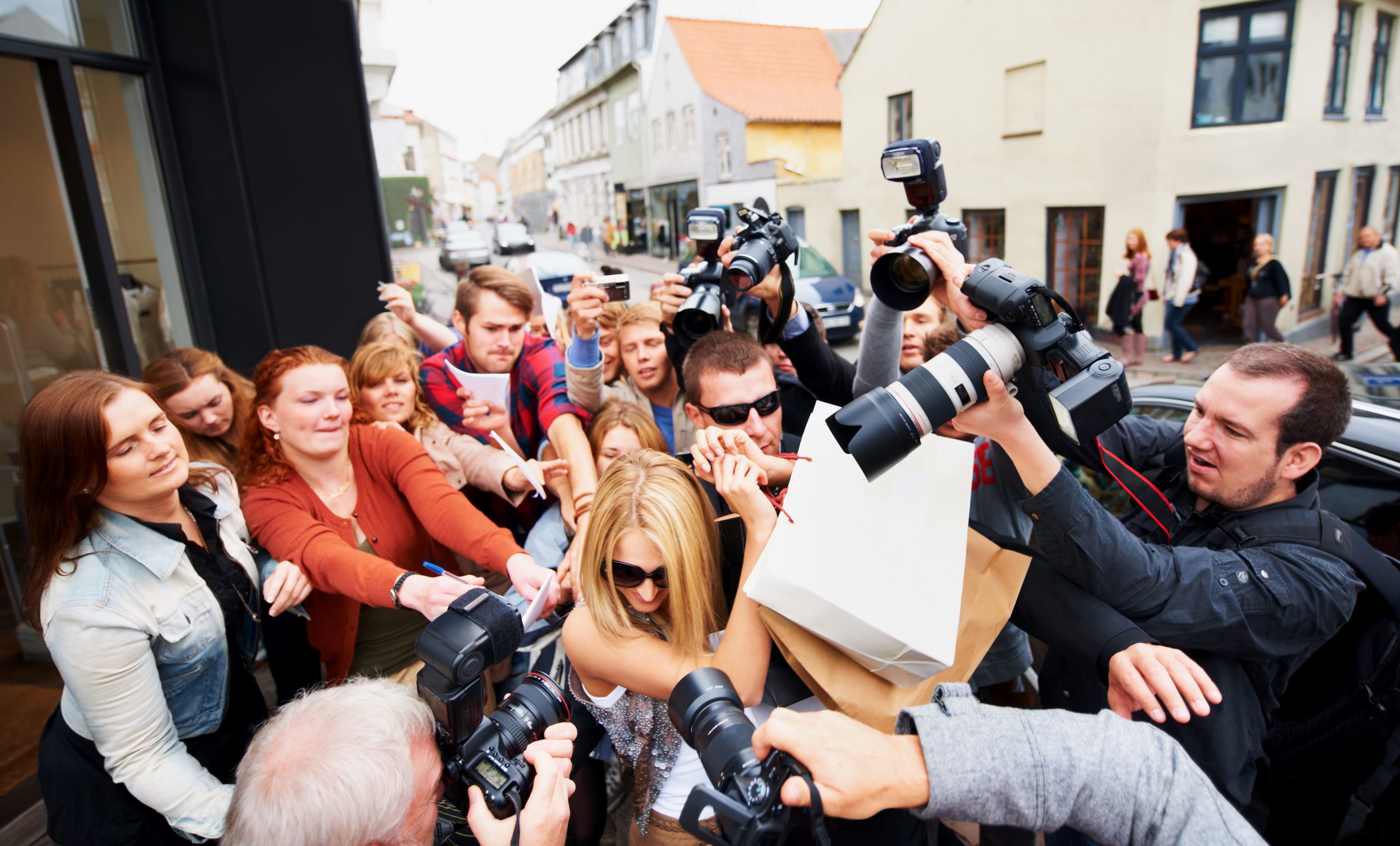 Periodistas fotografiando a una mujer