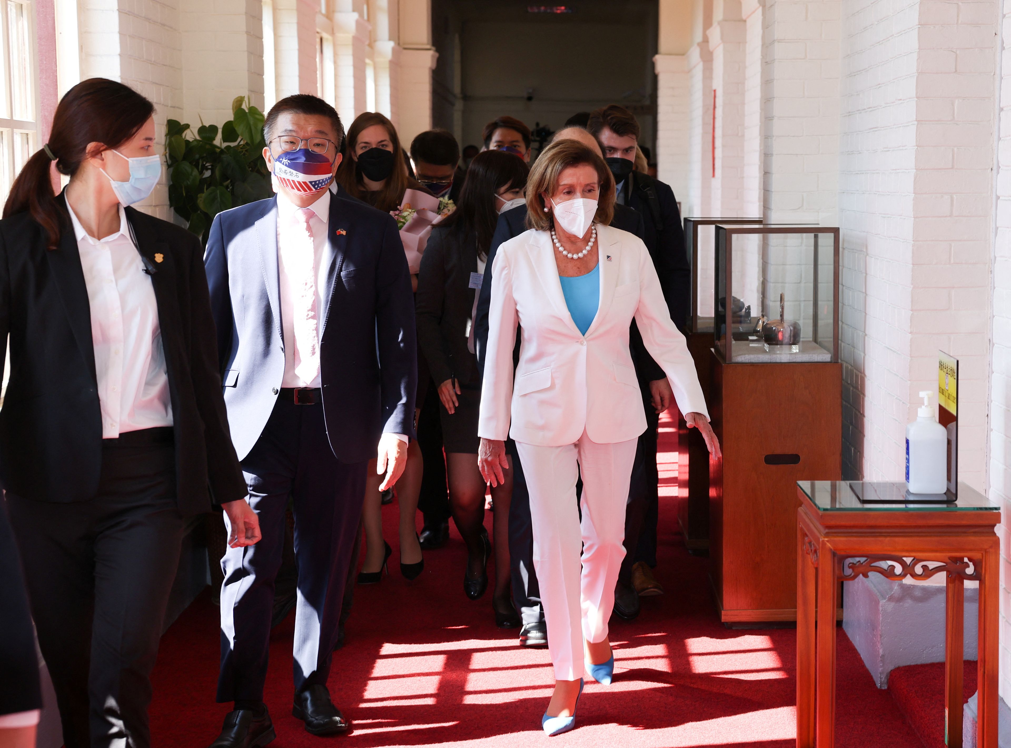 La presidenta de la Cámara de Representantes de Estados Unidos, Nancy Pelosi, visita Taiwan a pesar de las advertencias de China de una posible respuesta militar.