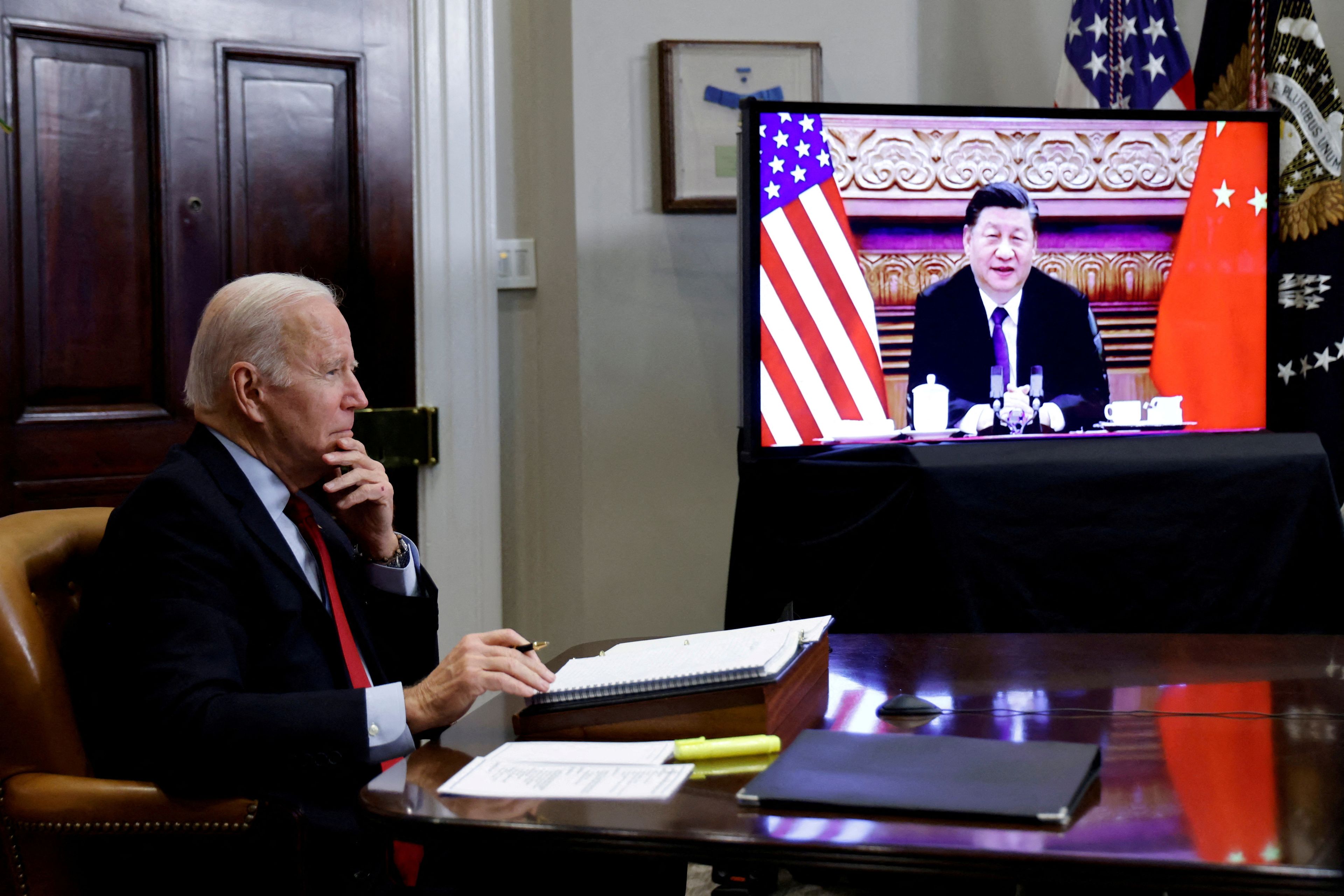 El presidente estadounidense, Joe Biden, habla virtualmente con el líder chino Xi Jinping desde la Casa Blanca en Washington, en noviembre de 2021.