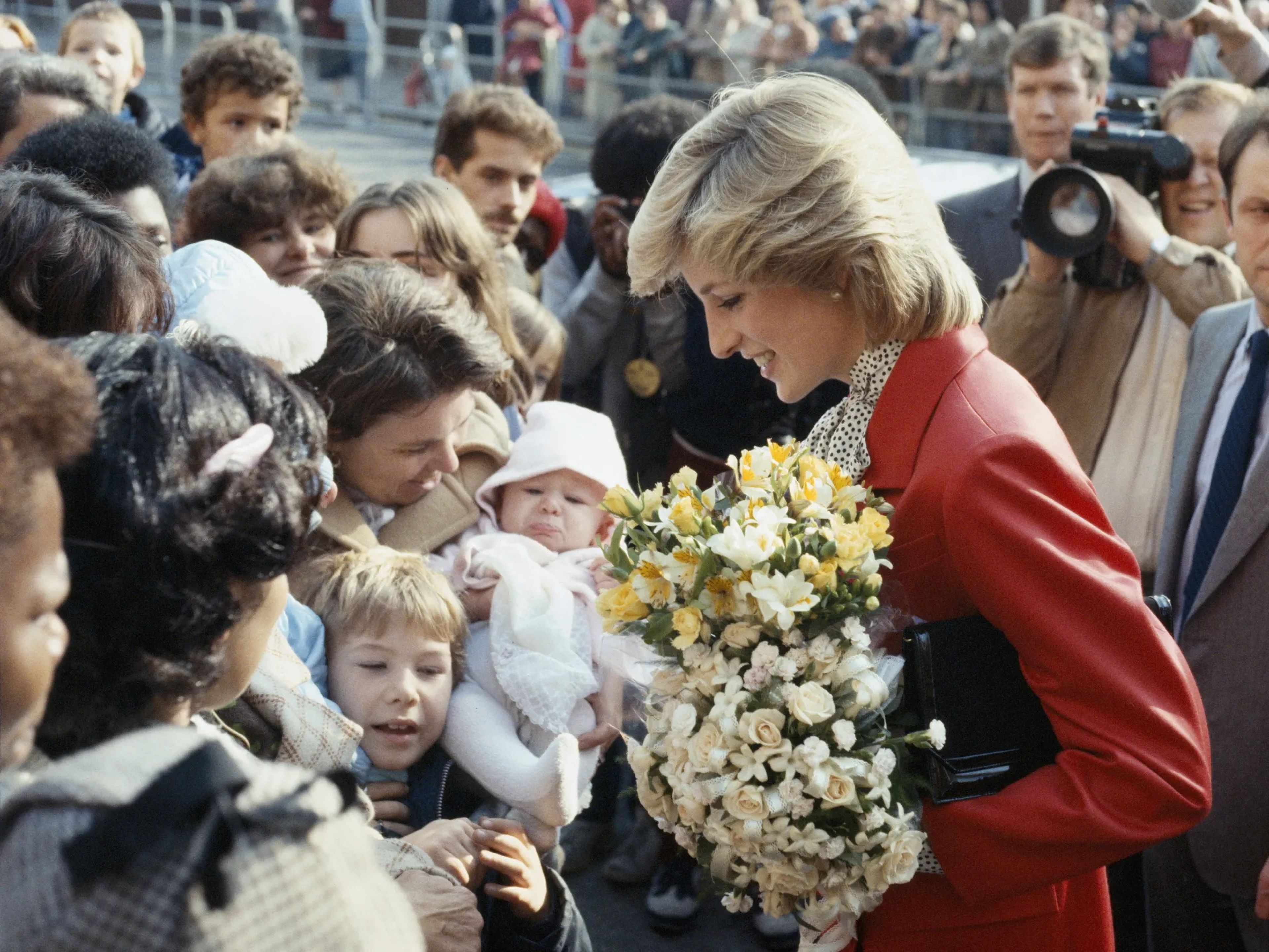 La princesa Diana siempre estuvo dispuesta a conocer gente de todas las edades y cualquiera que fuera su pasado mientras viajaba.