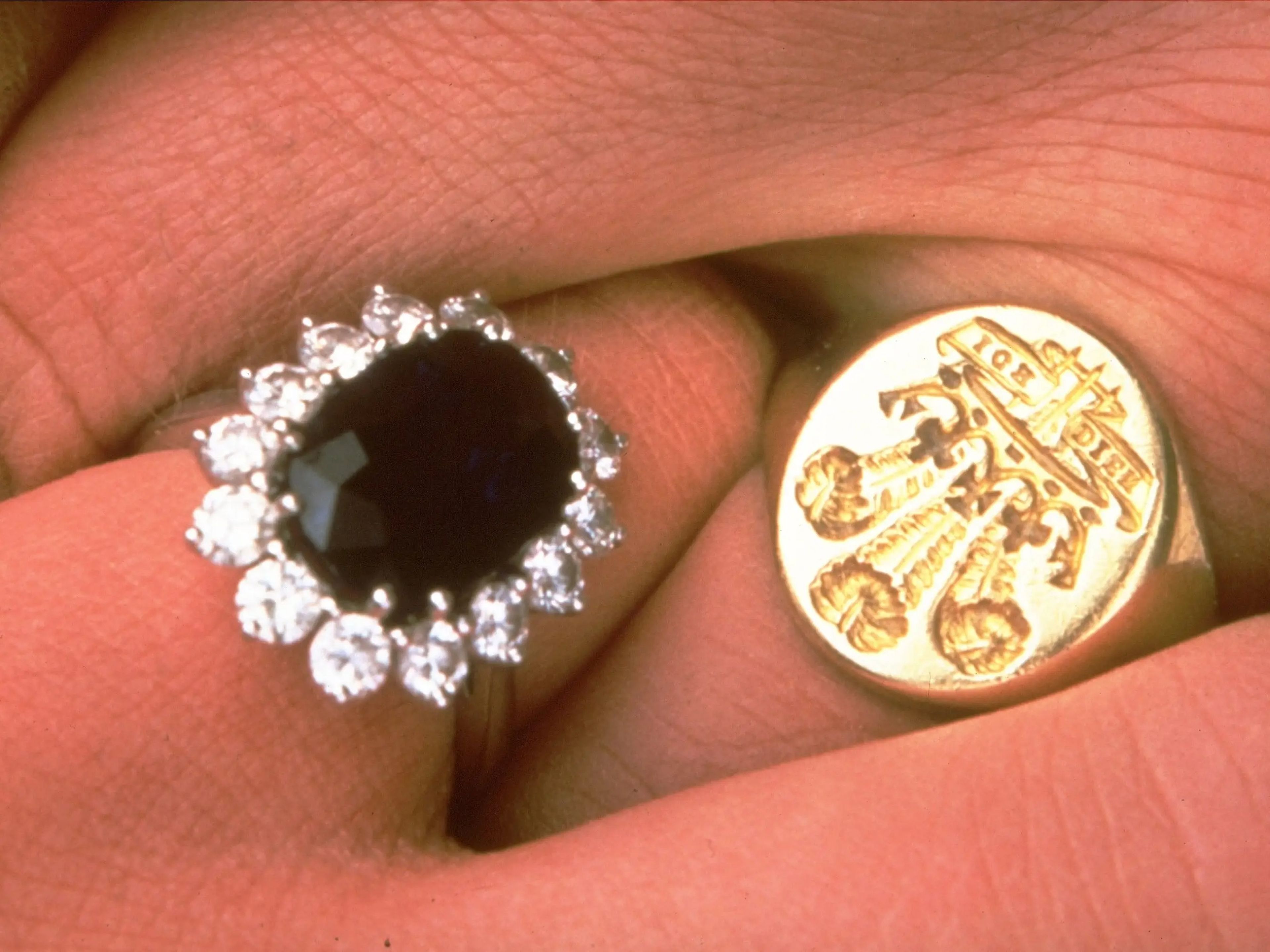 Una foto de archivo de 1981 de los anillos de compromiso del príncipe Charles de Inglaterra y su prometida Lady Diana Spencer. / AP Photo.