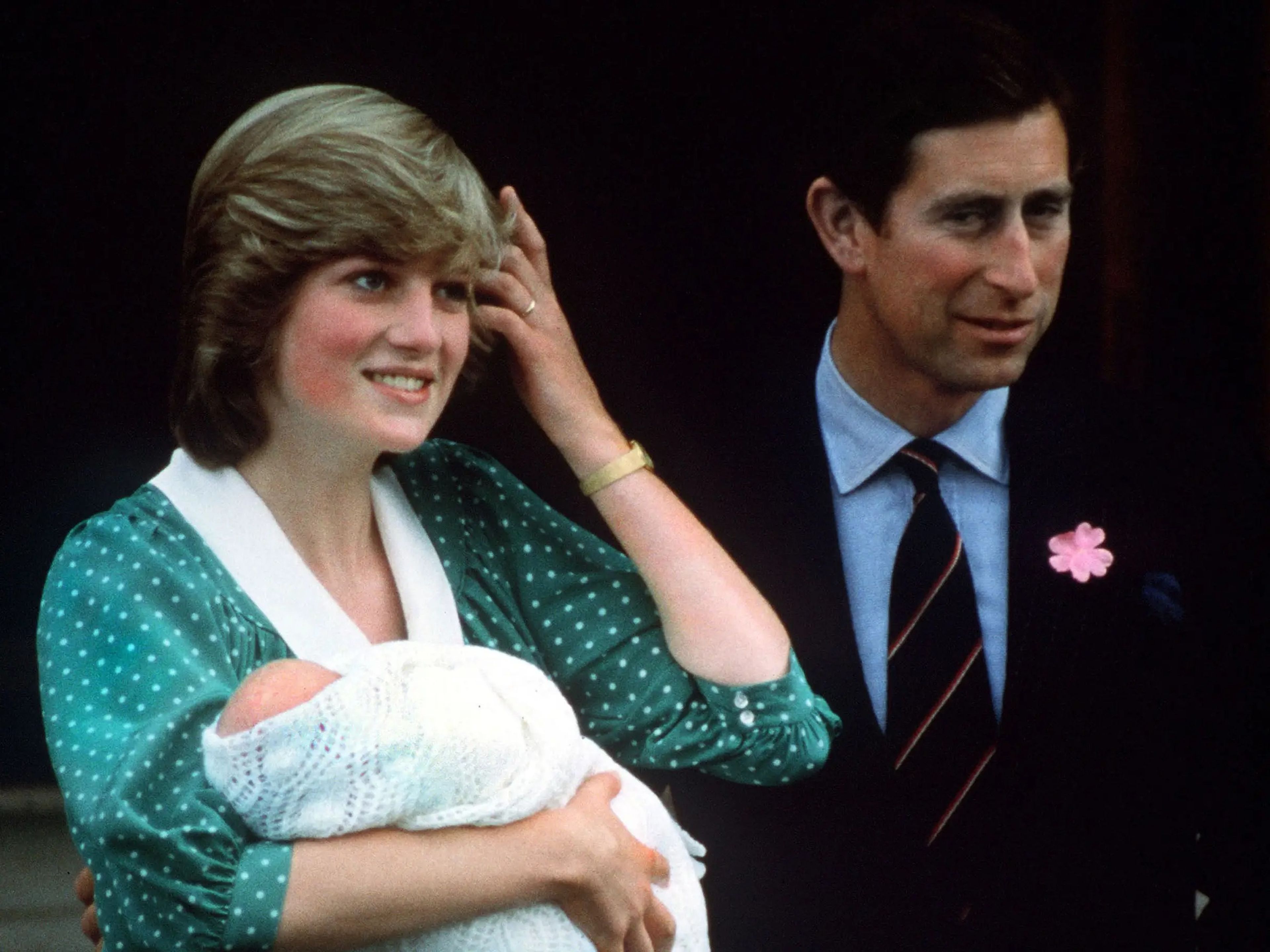 La princesa Diana y el príncipe Charles con su primer hijo,William en las puertas del hospital St Mary. / Princess Diana Archive / Stringer / Getty.