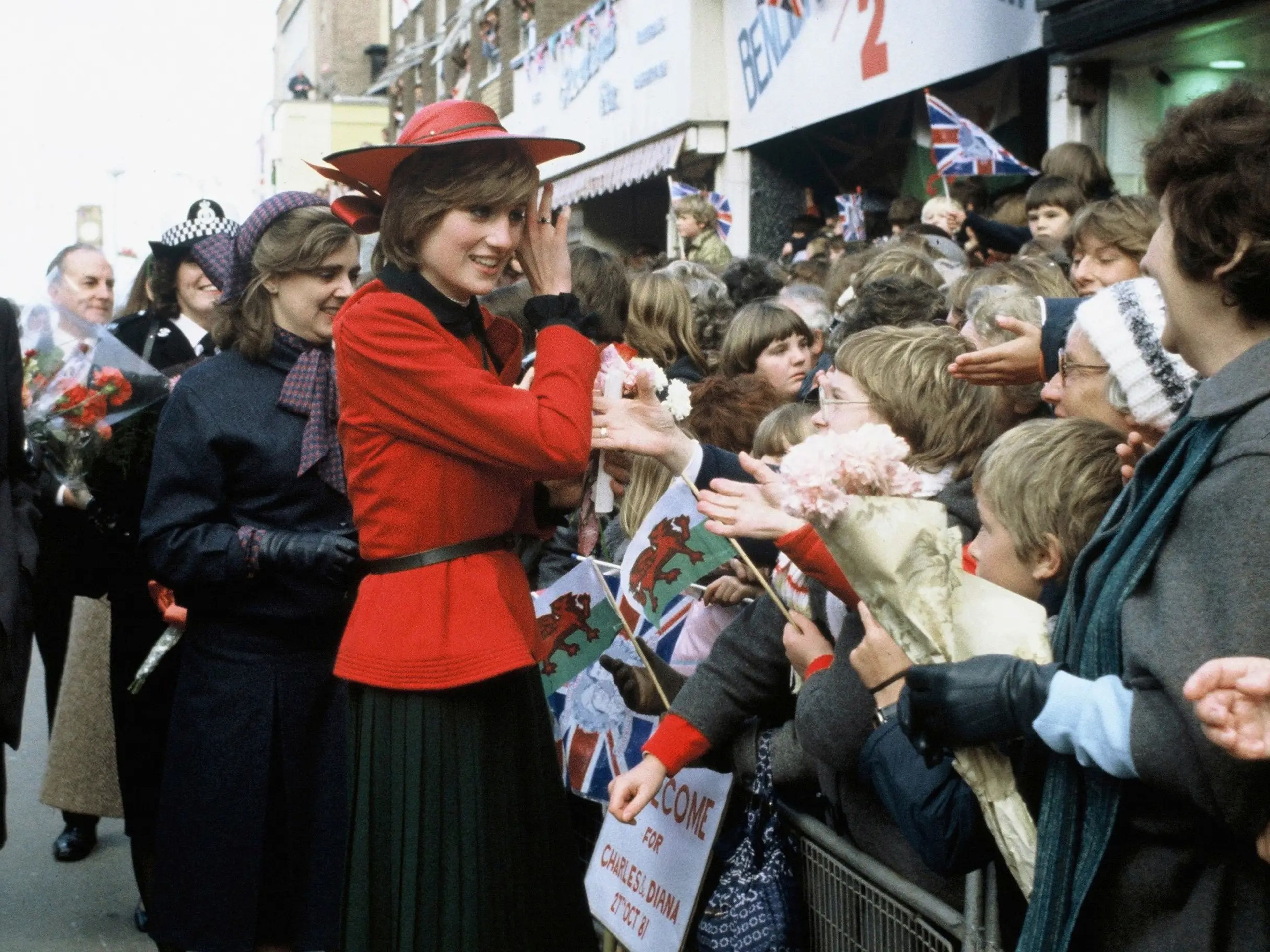 La princesa diana en octubre de 1981 llevando un traje de Donald Campbell y un sombrero de John Boyd. / Anwar Hussein/Getty Images.