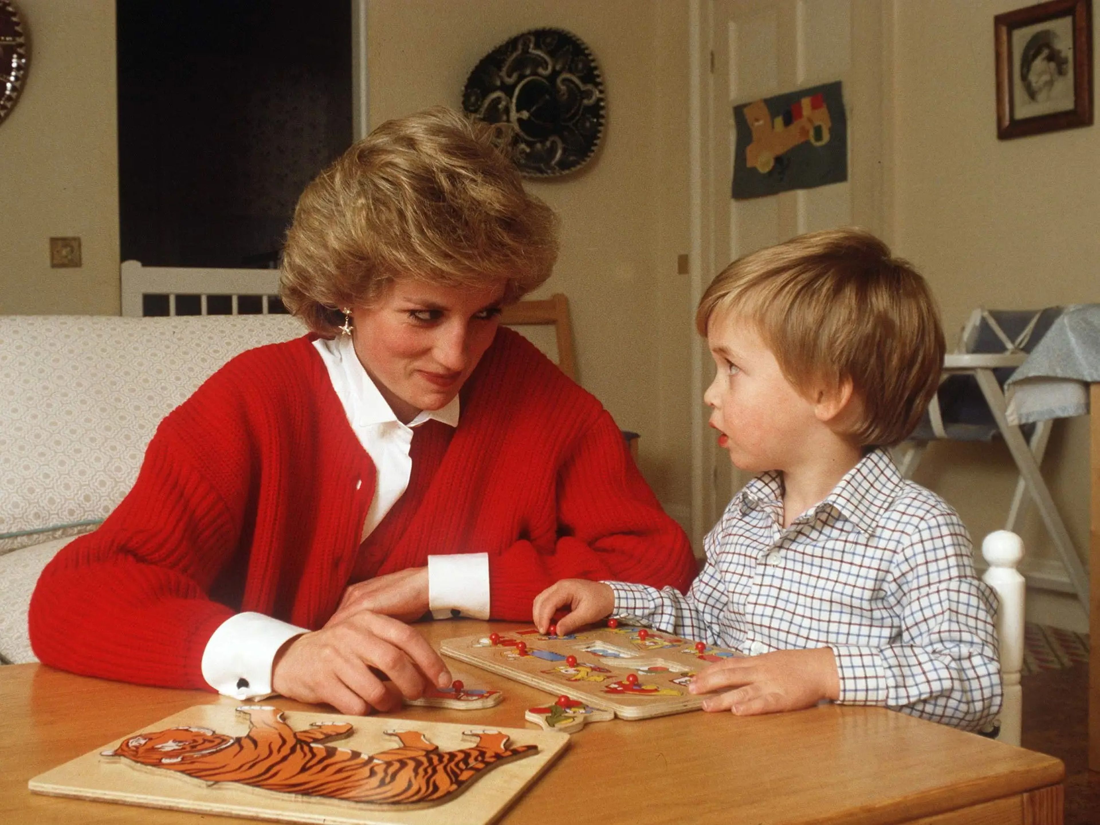 La princesa Diana ayudando al príncipe William con un puzzle en el palacio de Kensington en 1985. / Tim Graham Photo Library/Getty Images