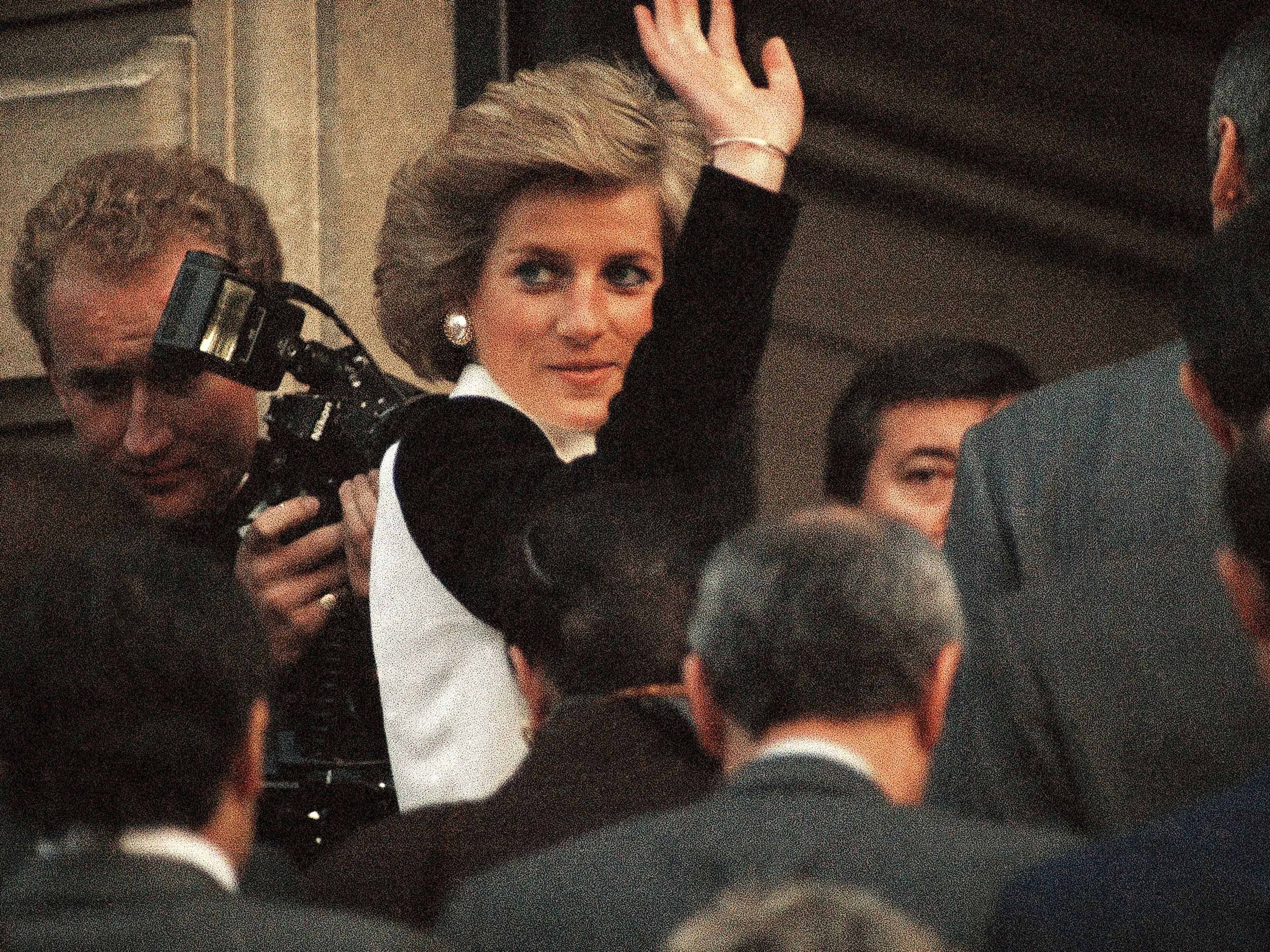 La princesa Diana saludando a los fotógrafos. / Asociated Press.