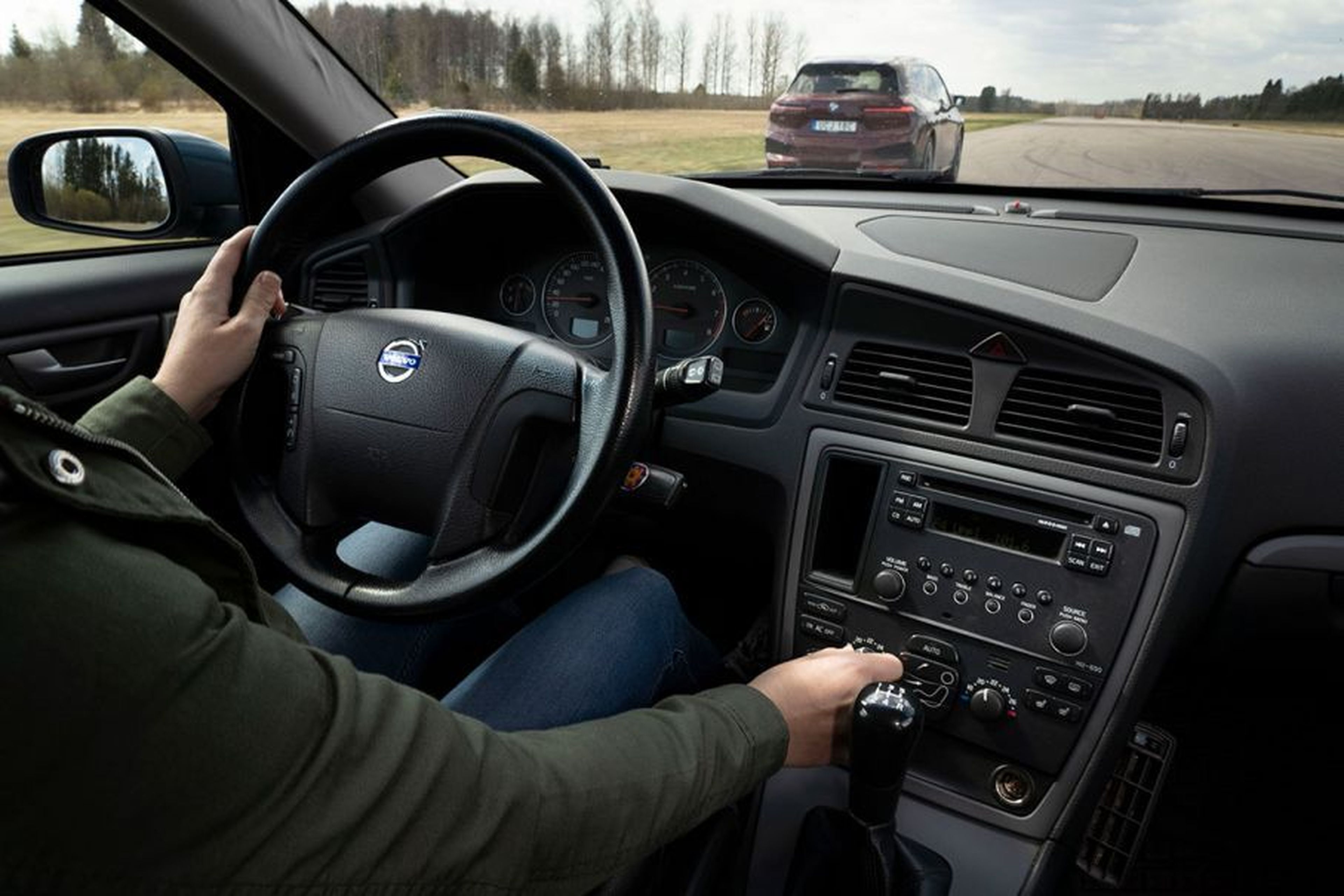 El Volvo V70 de 2005 muestra que los controles físicos son más fáciles de usar que las pantallas táctiles.
