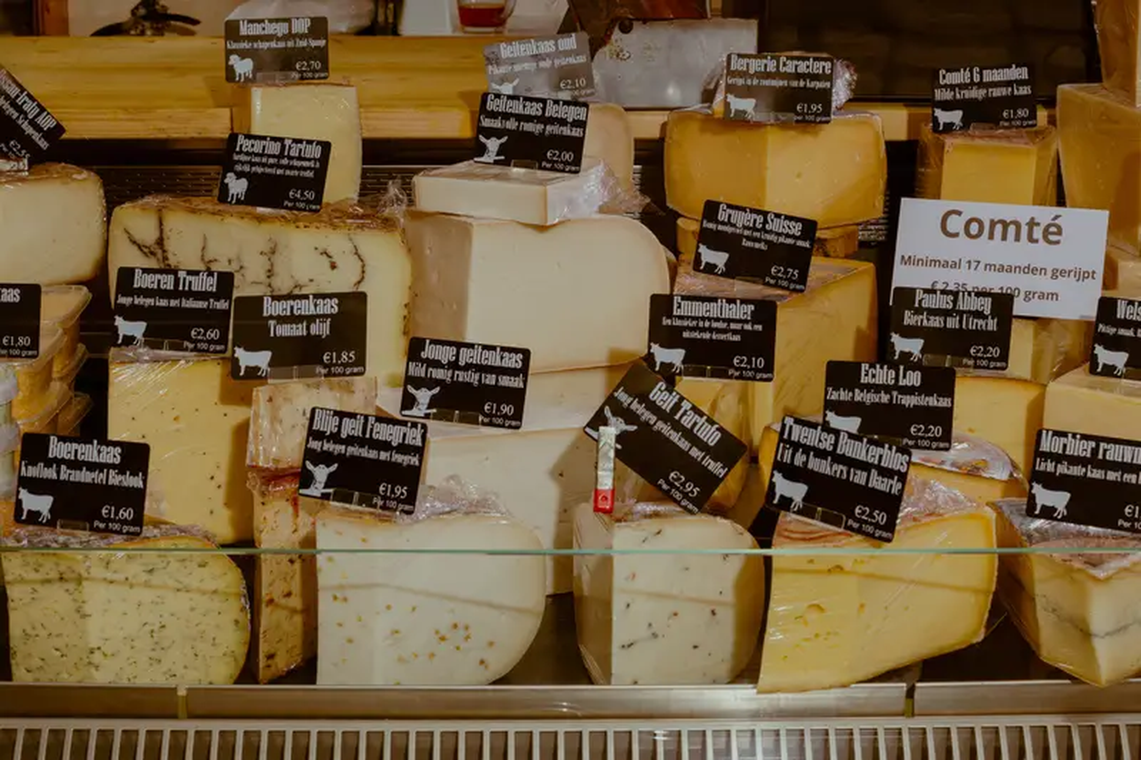 Cuñas de diferentes tipos de queso en Werelde kaas van Klaas, un puesto en el mercado de Ámsterdam.