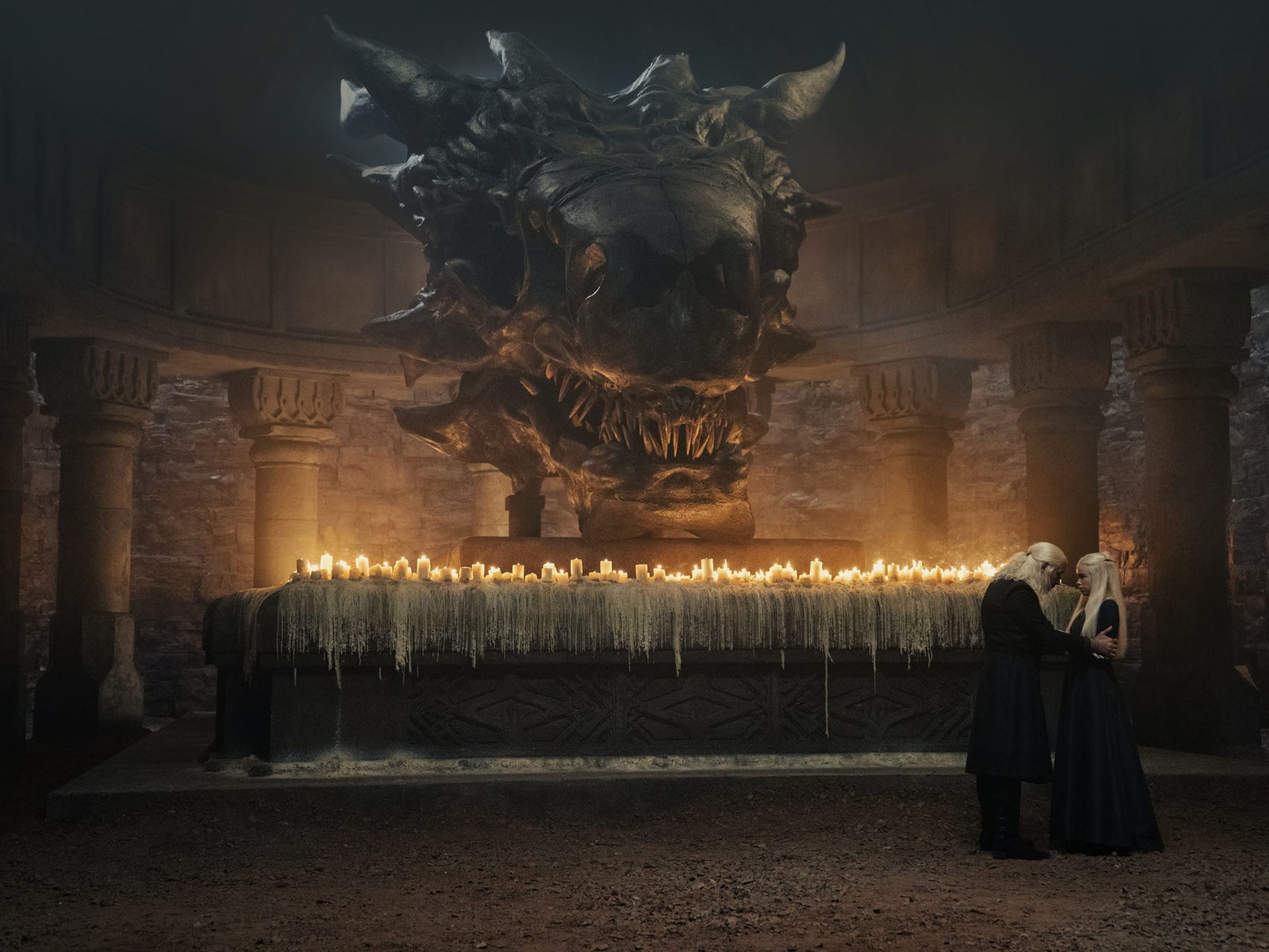 El rey Viserys y la princesa Rhaenyra frente a una antigua calavera de dragón en 'La casa del dragón'.