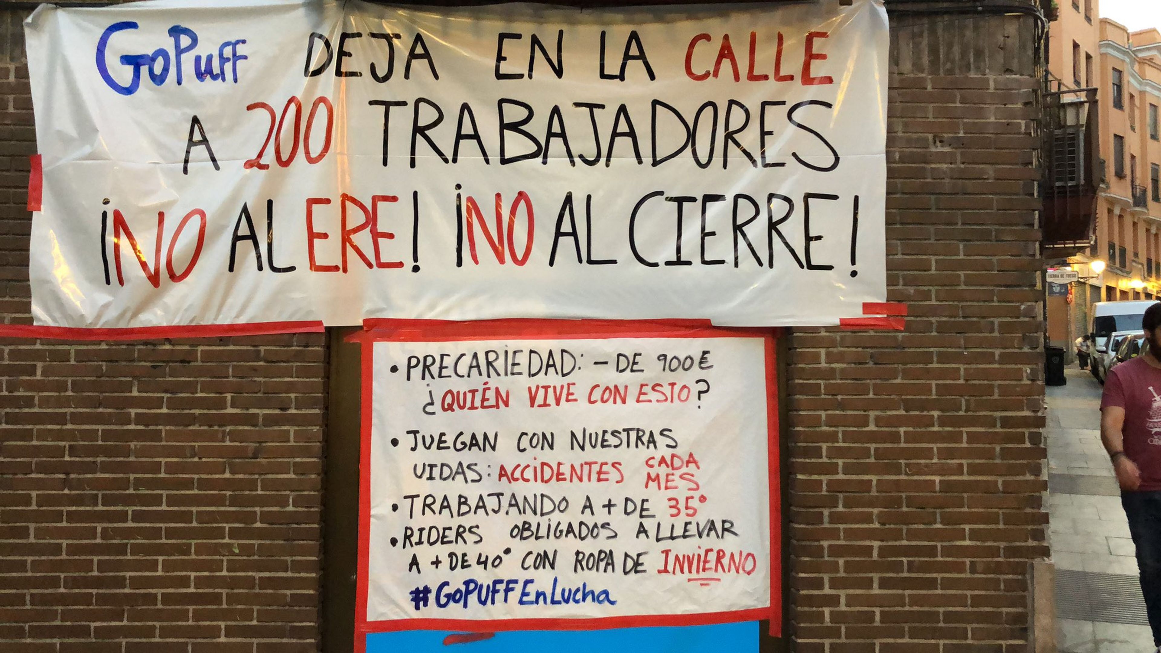 Pancarta de los trabajadores en uno de los supermercados fantasma de Gopuff en Madrid.