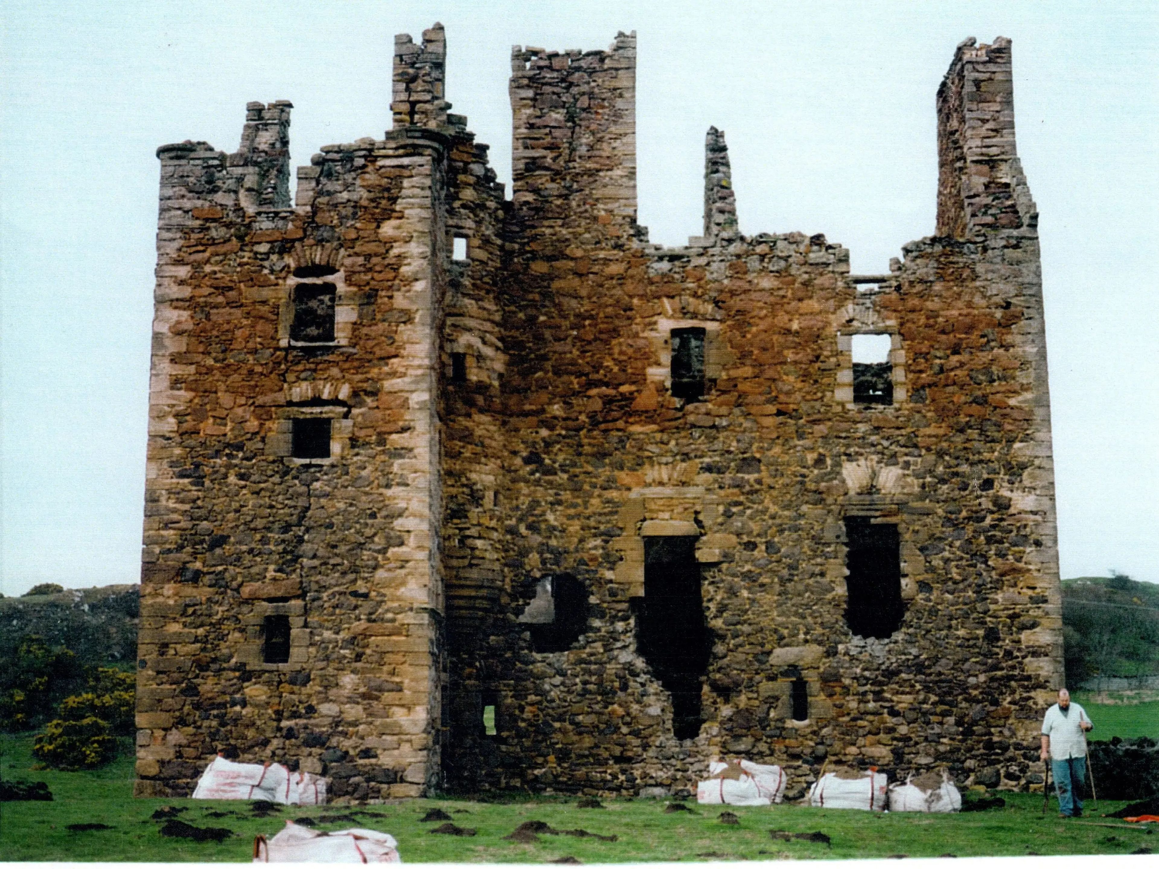 Las ruinas de Frenton Tower antes de que fuese reconstruido en 2002.