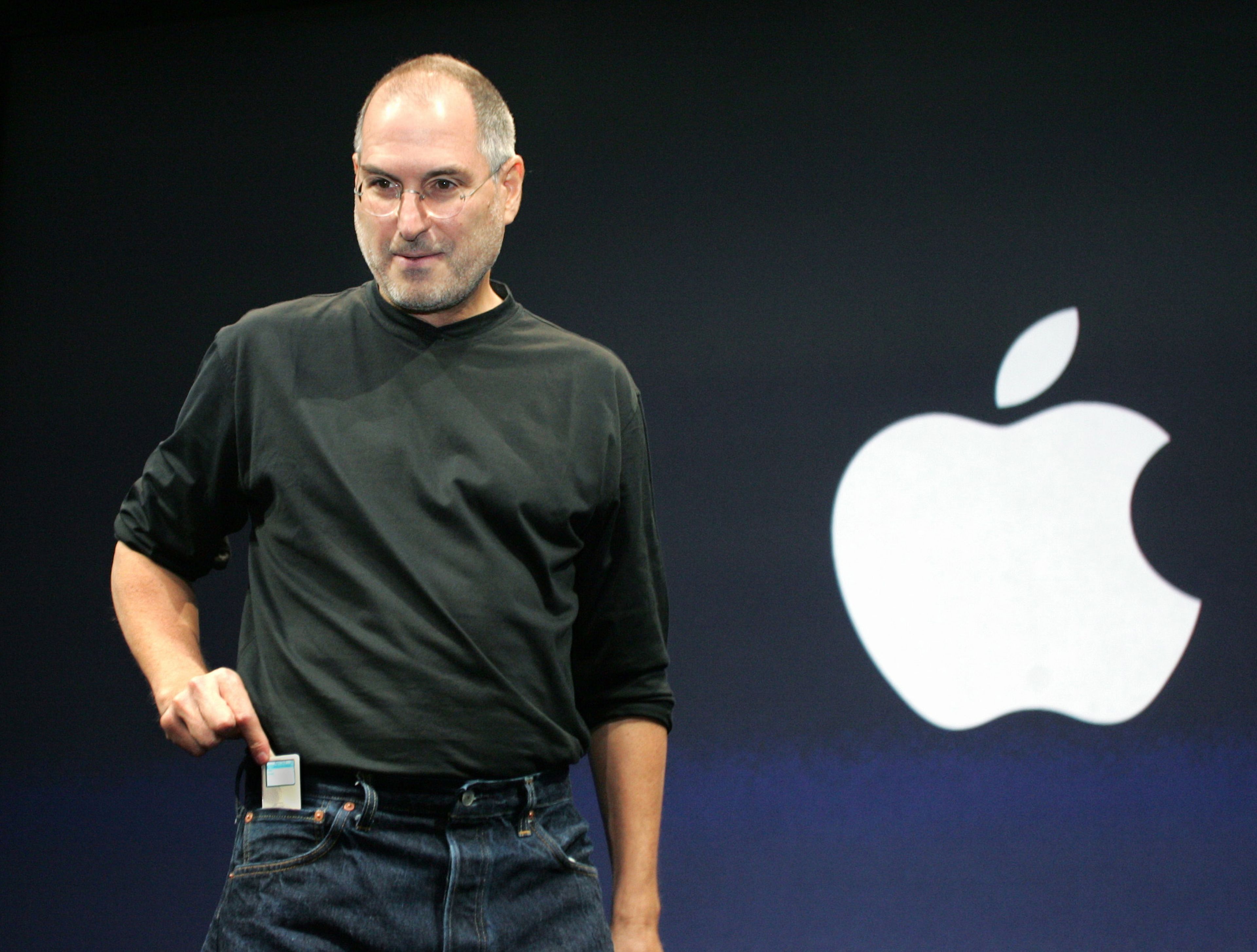 Стив джобс основатели компаний сша. Стив Джобс IPOD. Создатель Эппл Стив Джобс. Стив Джобс 2001. Стив Джобс первый Айпод 2001.