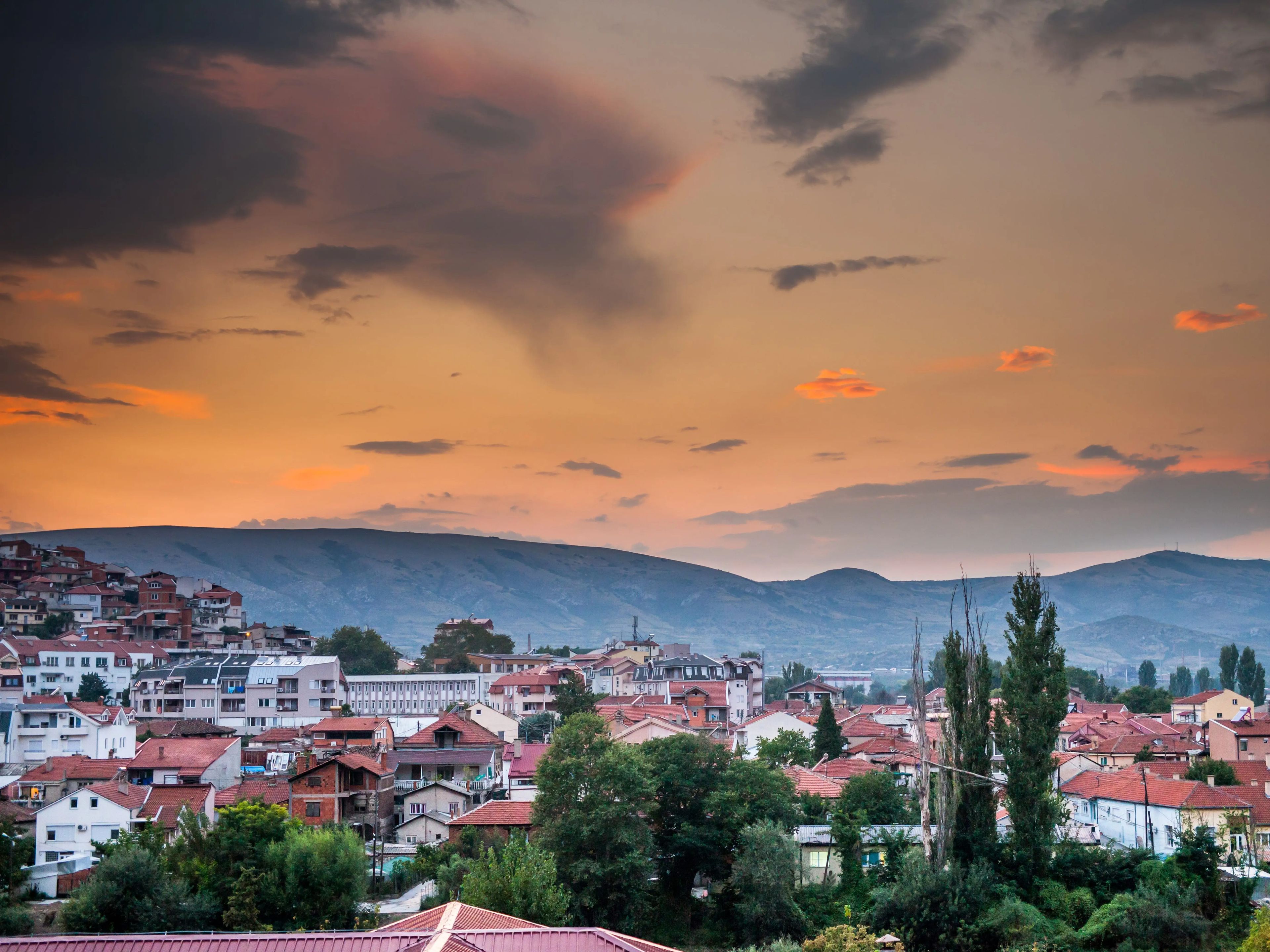 Puesta de sol en las colinas de la ciudad de Veles, Macedonia del Norte, en el centro-sur de los Balcanes.