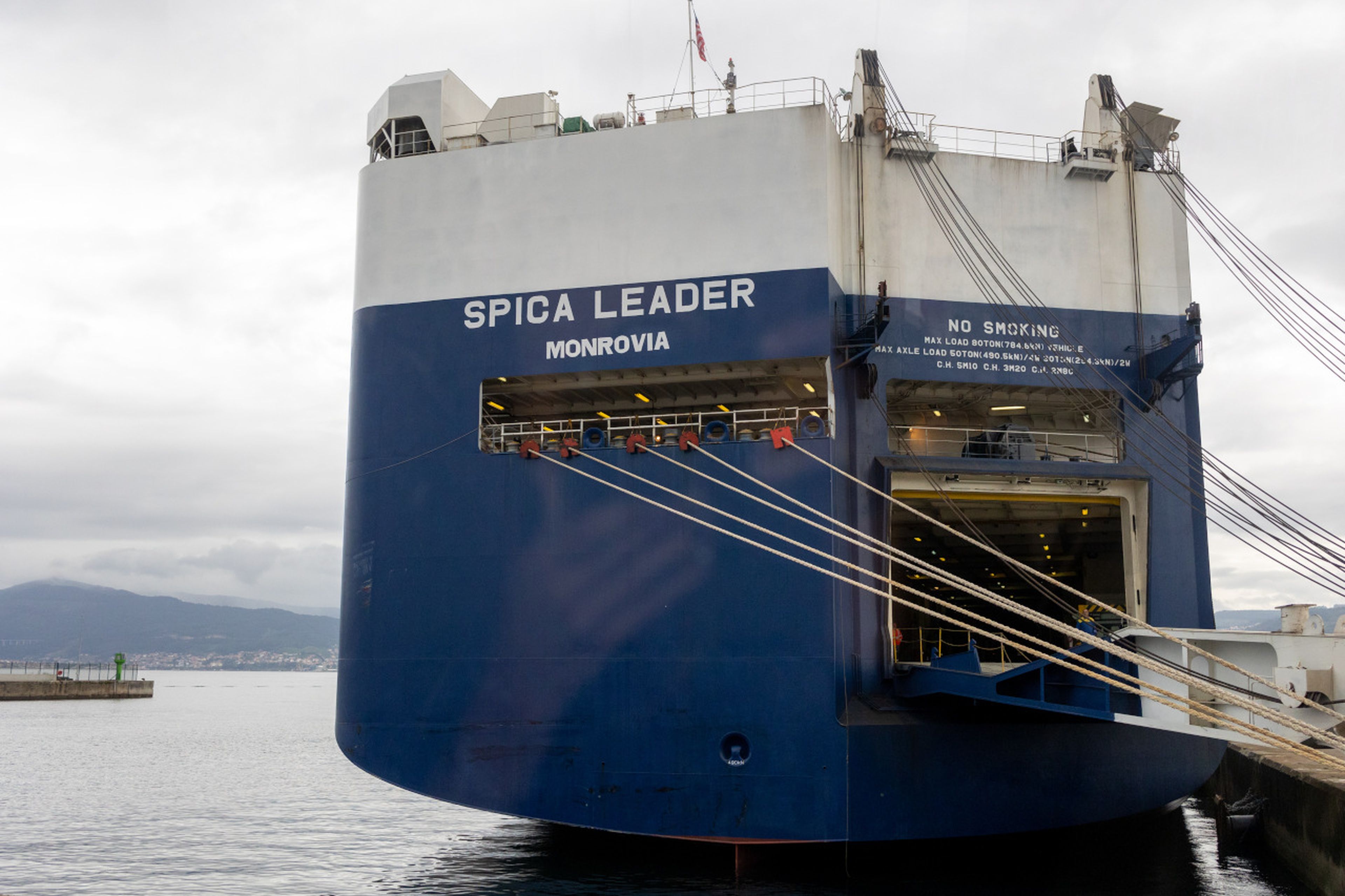 Imagen de la popa del Spica Leader, uno de los navíos que transportan vehículos desde la terminal carga de Bouzas (Vigo)