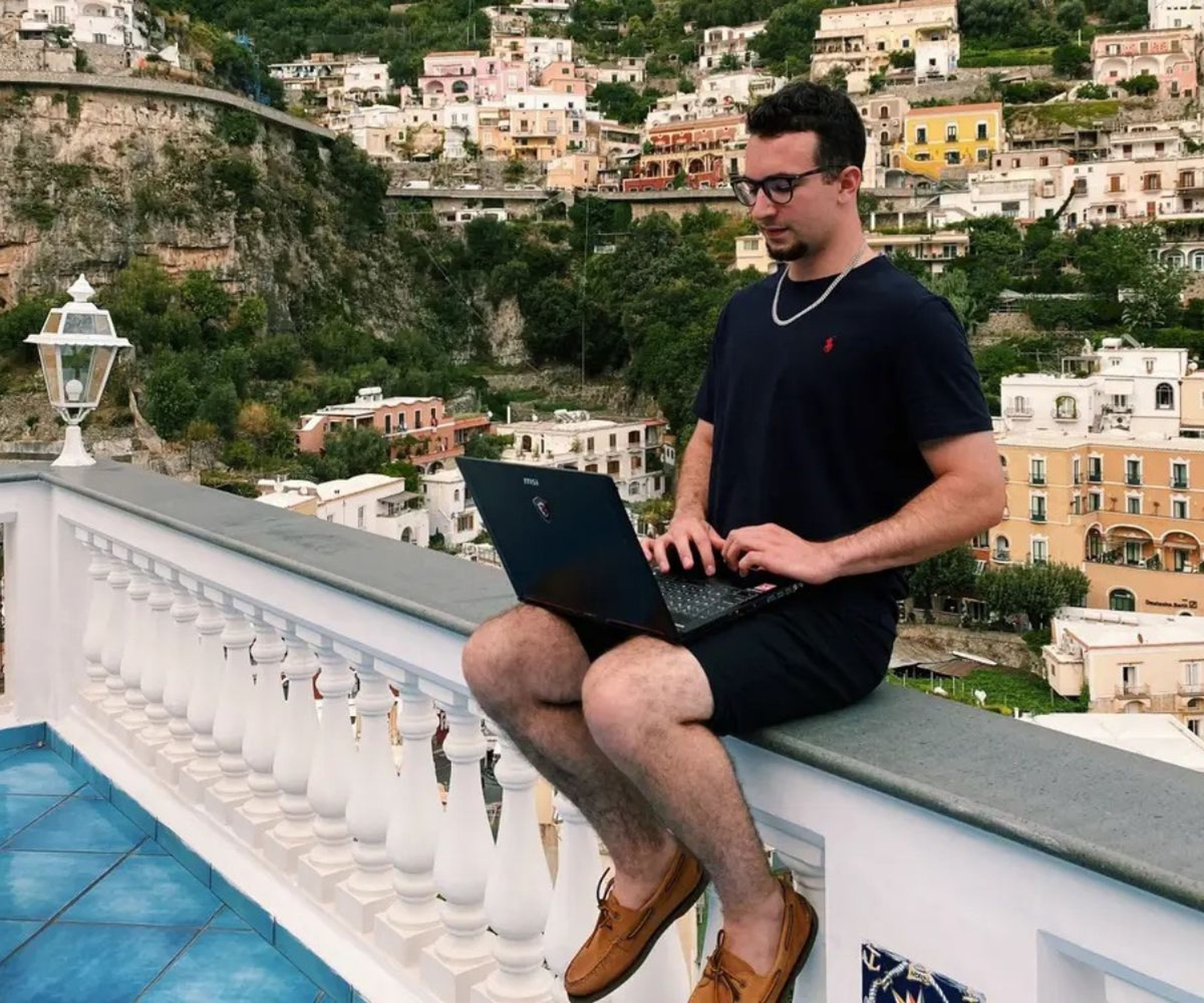 El 'trader' Jack Kellogg trabaja con su ordenador en una terraza.