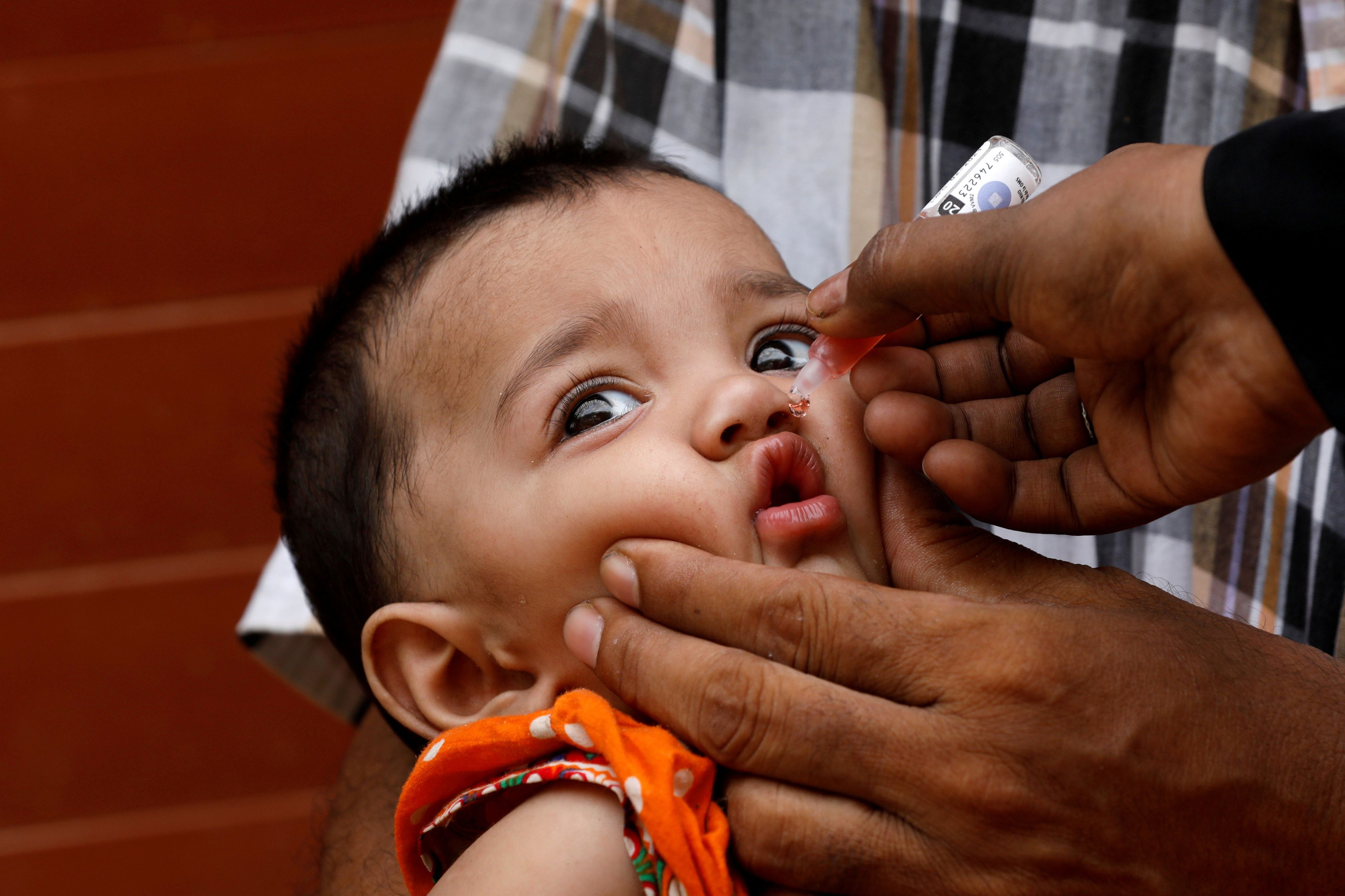 Una niña recibe la vacuna oral contra la poliomielitis en Karachi, Pakistán, el 20 de julio de 2020.