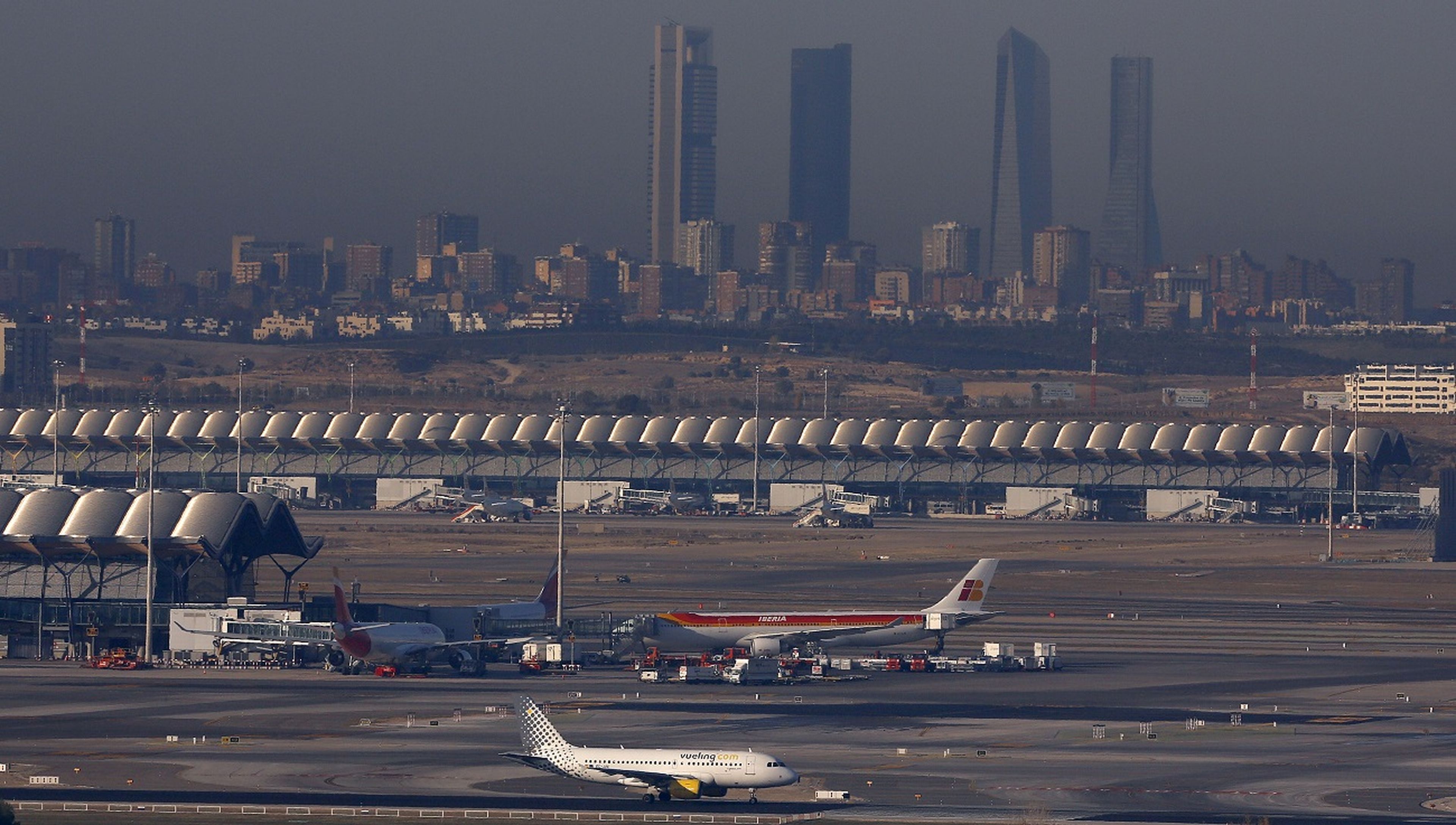 Vistas de una pista de despegue en el aeropuerto de Adolfo Suárez-Madrid-Barajas.