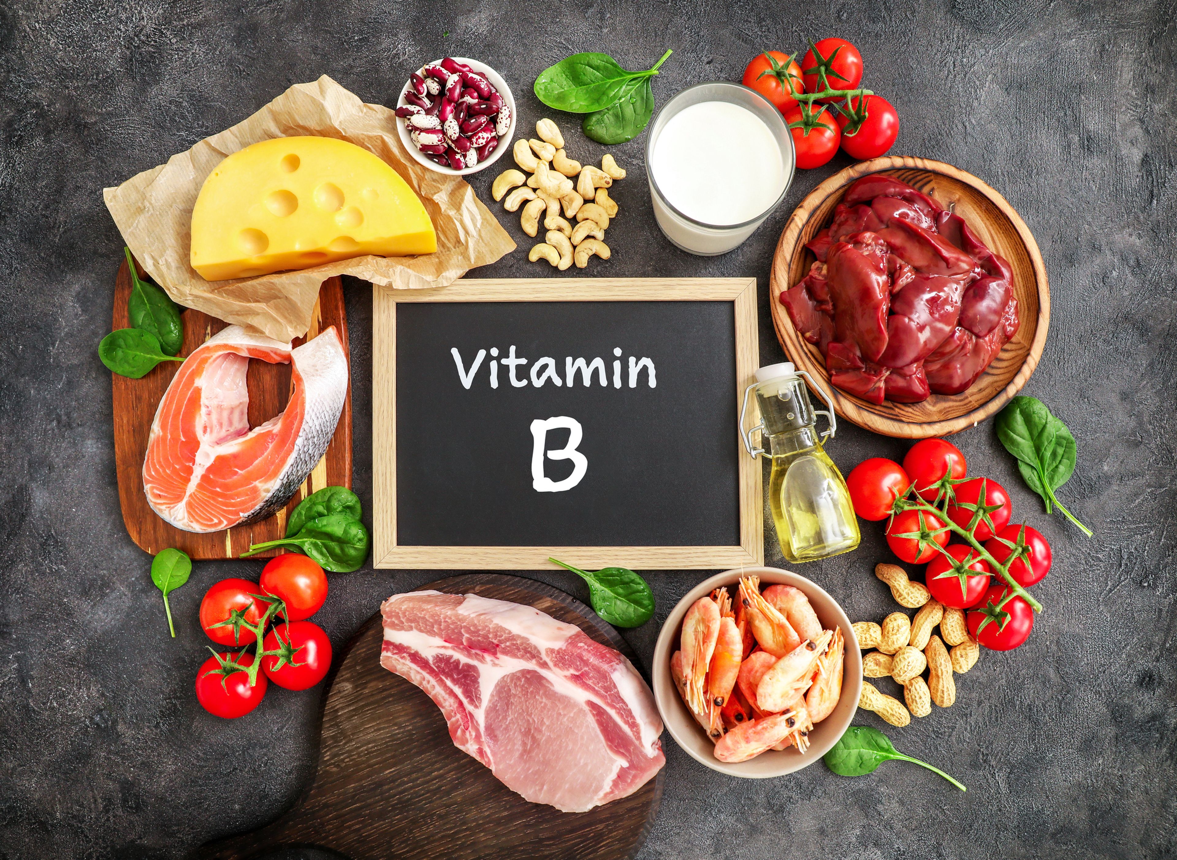 Surtido de alimentos ricos en vitaminas del complejo B.