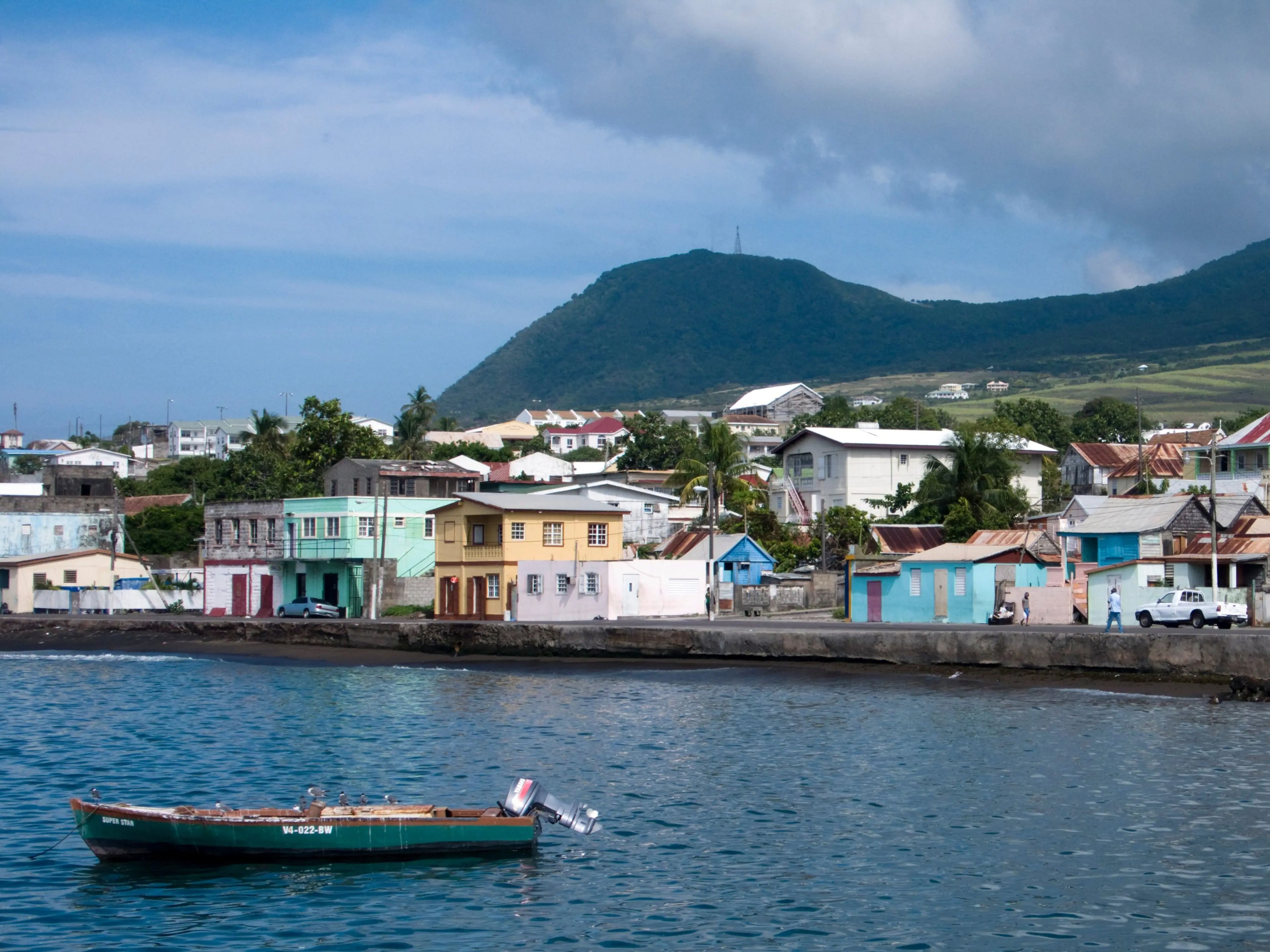 Paseo marítimo de Basseterre, principal asentamiento de la isla caribeña de San Cristóbal.