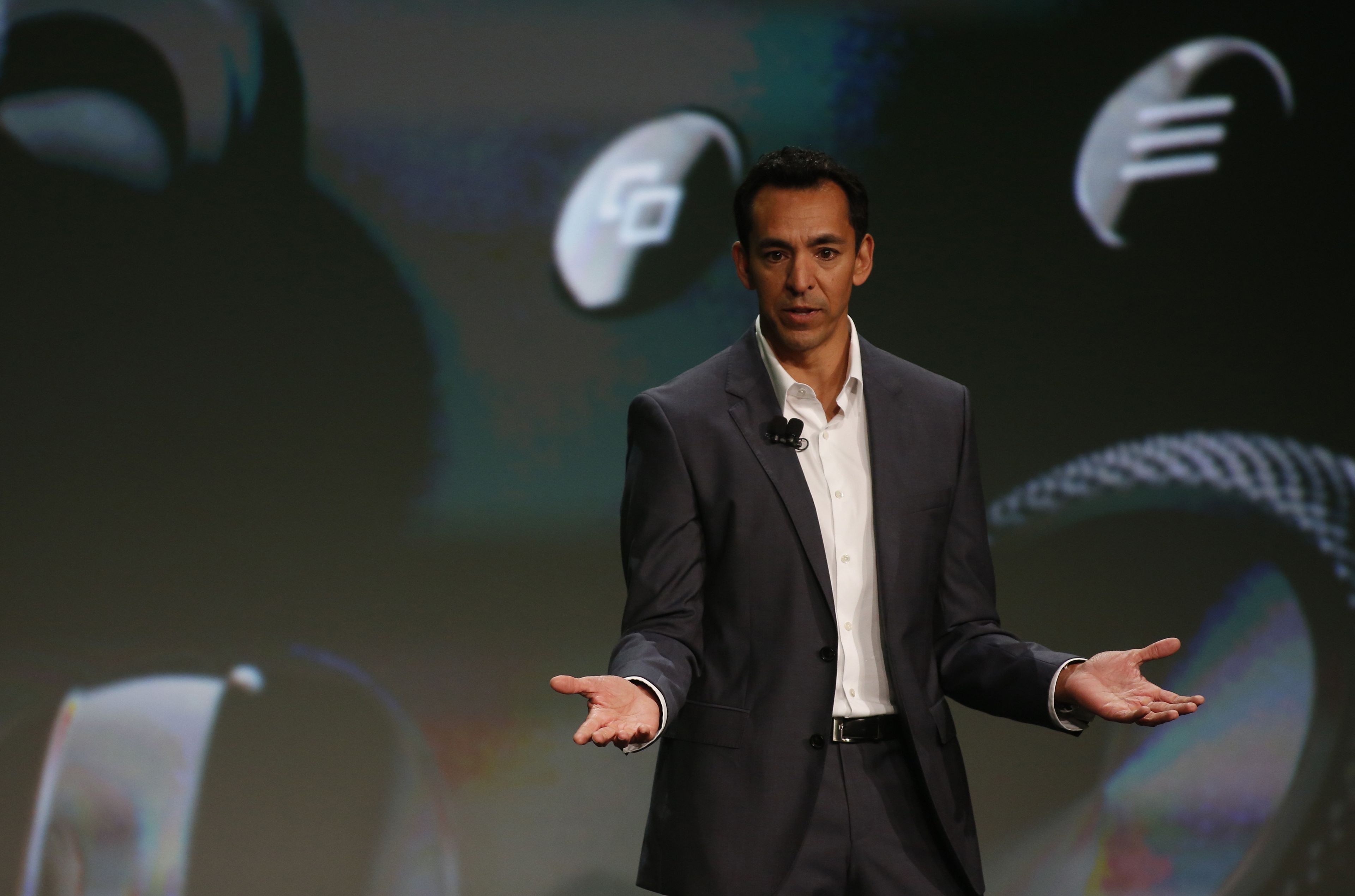 Yusuf Mehdi, vicepresidente corporativo de Microsoft de Vida moderna, Búsqueda y Dispositivos, en un evento de Xbox en 2013.